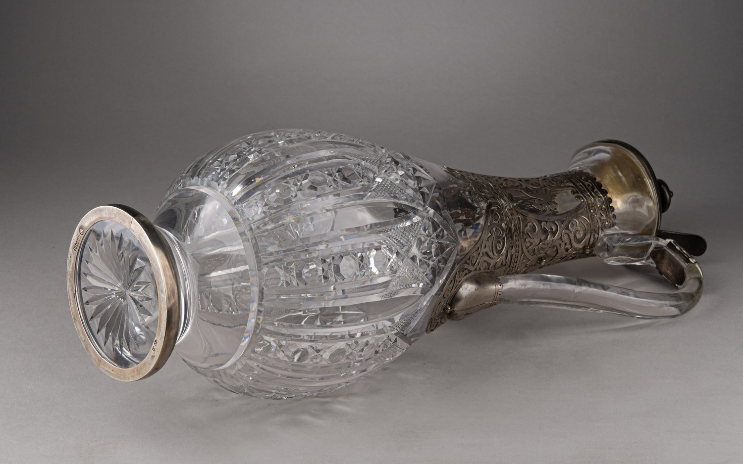 (Хлебников. 43 см.) Кувшин в русском стиле «в  роскошной» серебряной оправе.<br>Россия, Санкт-Петербург, фирма поставщика Высочайшего Двора И. Хлебникова, мастер «ИР», последняя четверть XIX века.