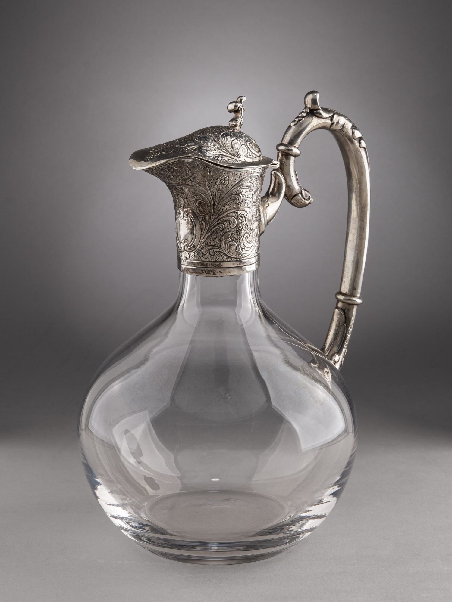 Кувшин в серебряной оправе с флоральным декором. 
Германия, Ханау, фирма «Шлейснер Дж. Д. и сыновья» (Schleißner J.D. & Söhne); Бавария, Фрауэнау, фирма «Пошингер» (Poschinger), 1888 – начало XX века.