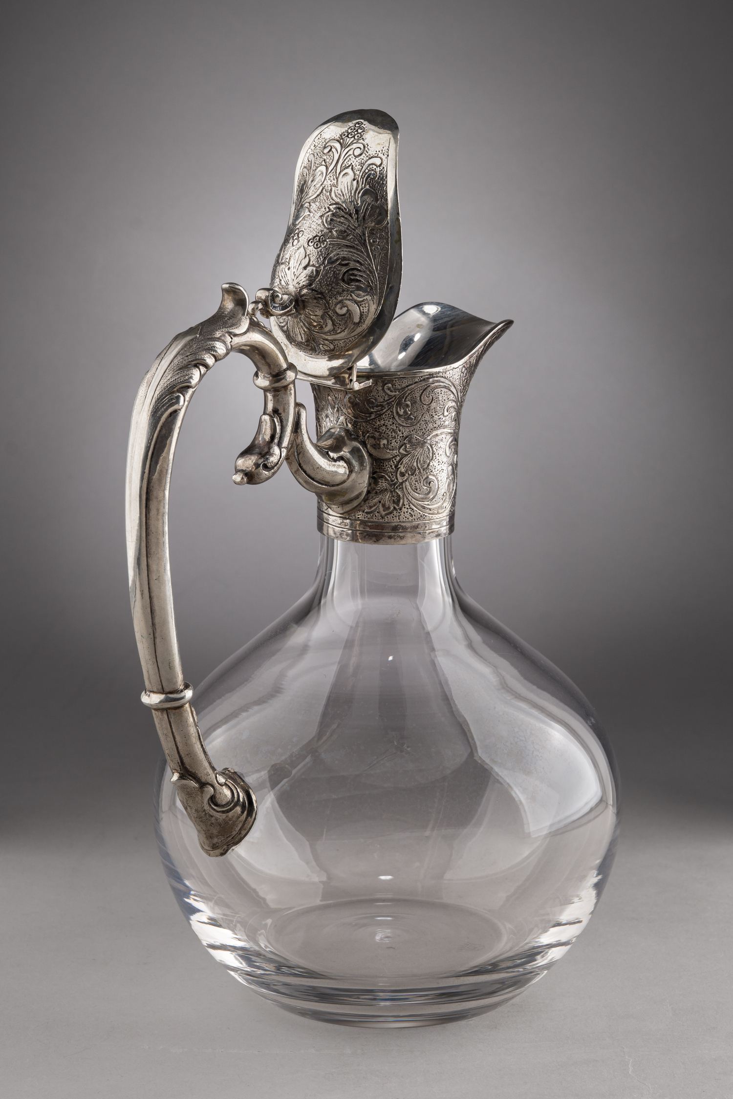 Кувшин в серебряной оправе с флоральным декором. 
Германия, Ханау, фирма «Шлейснер Дж. Д. и сыновья» (Schleißner J.D. & Söhne); Бавария, Фрауэнау, фирма «Пошингер» (Poschinger), 1888 – начало XX века.