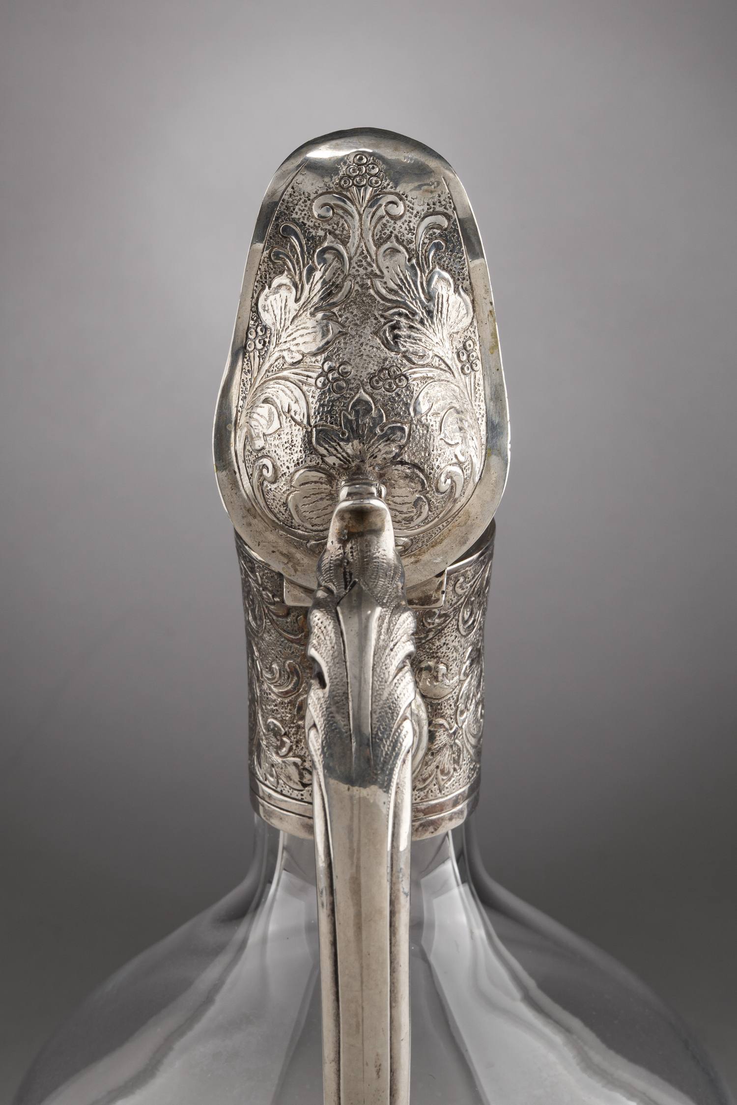 Кувшин в серебряной оправе с флоральным декором. 
Германия, Ханау, фирма «Шлейснер Дж. Д. и сыновья» (Schleißner J.D. & Söhne); Бавария, Фрауэнау, фирма «Пошингер» (Poschinger), 1888 – начало XX века.