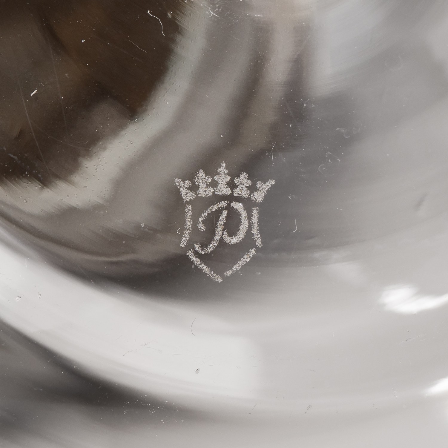 Кувшин в серебряной оправе с флоральным декором. 
Германия, Ханау, фирма «Шлейснер Дж. Д. и сыновья» (Schleißner J.D. & Söhne); Бавария, Фрауэнау, фирма «Пошингер» (Poschinger), 1888 – начало XX века.