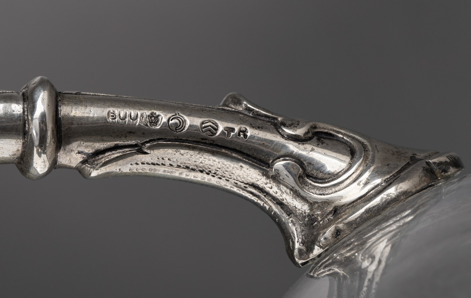 Кувшин в серебряной оправе с флоральным декором. 
Германия, Ханау, фирма «Шлейснер Дж. Д. и сыновья» (Schleißner J.D. & Söhne); Бавария, Фрауэнау, фирма «Пошингер» (Poschinger), 1888 – начало XX века.