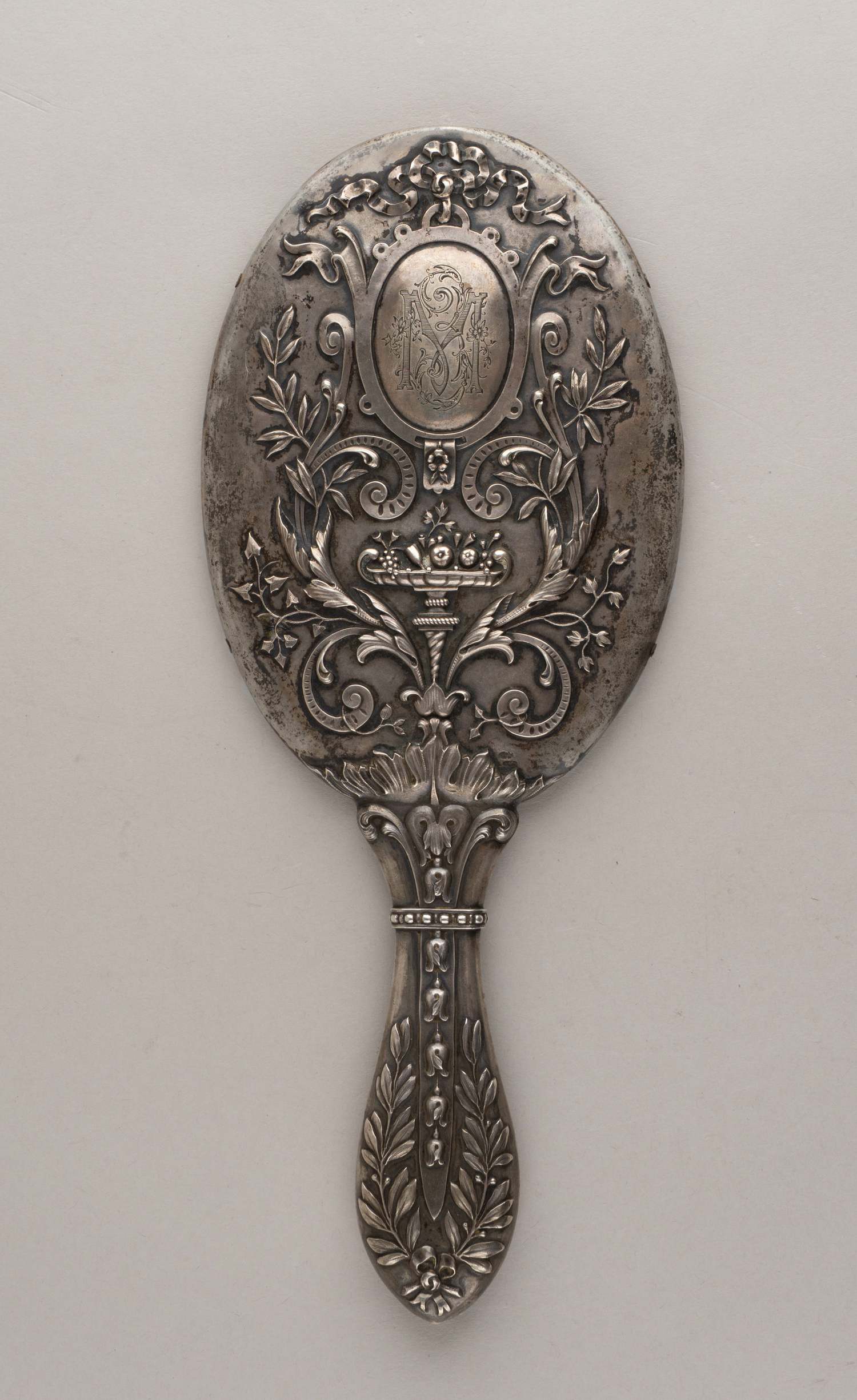 (Шанкс и Компания) Зеркало в роскошной серебряной оправе. 
Россия, Москва,  Москва, фирма «Shanks&CO» (Шанкс и Компания), 1888–1899 годы.