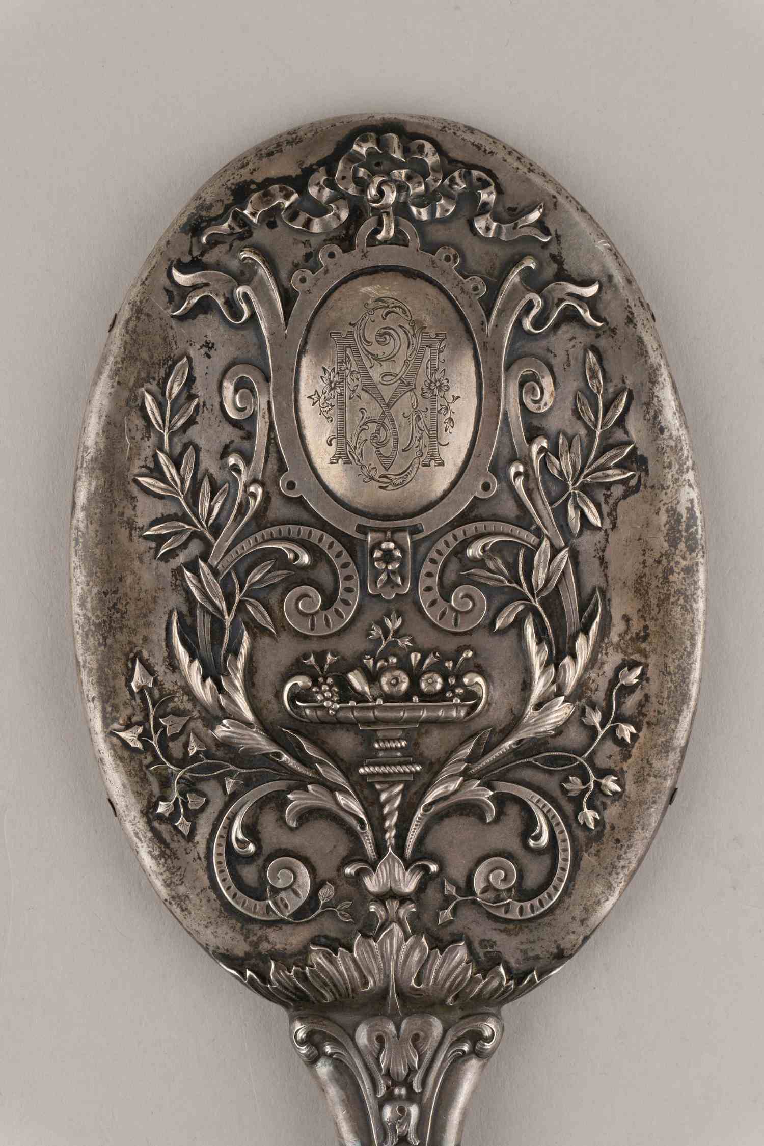 (Шанкс и Компания) Зеркало в роскошной серебряной оправе. 
Россия, Москва,  Москва, фирма «Shanks&CO» (Шанкс и Компания), 1888–1899 годы.