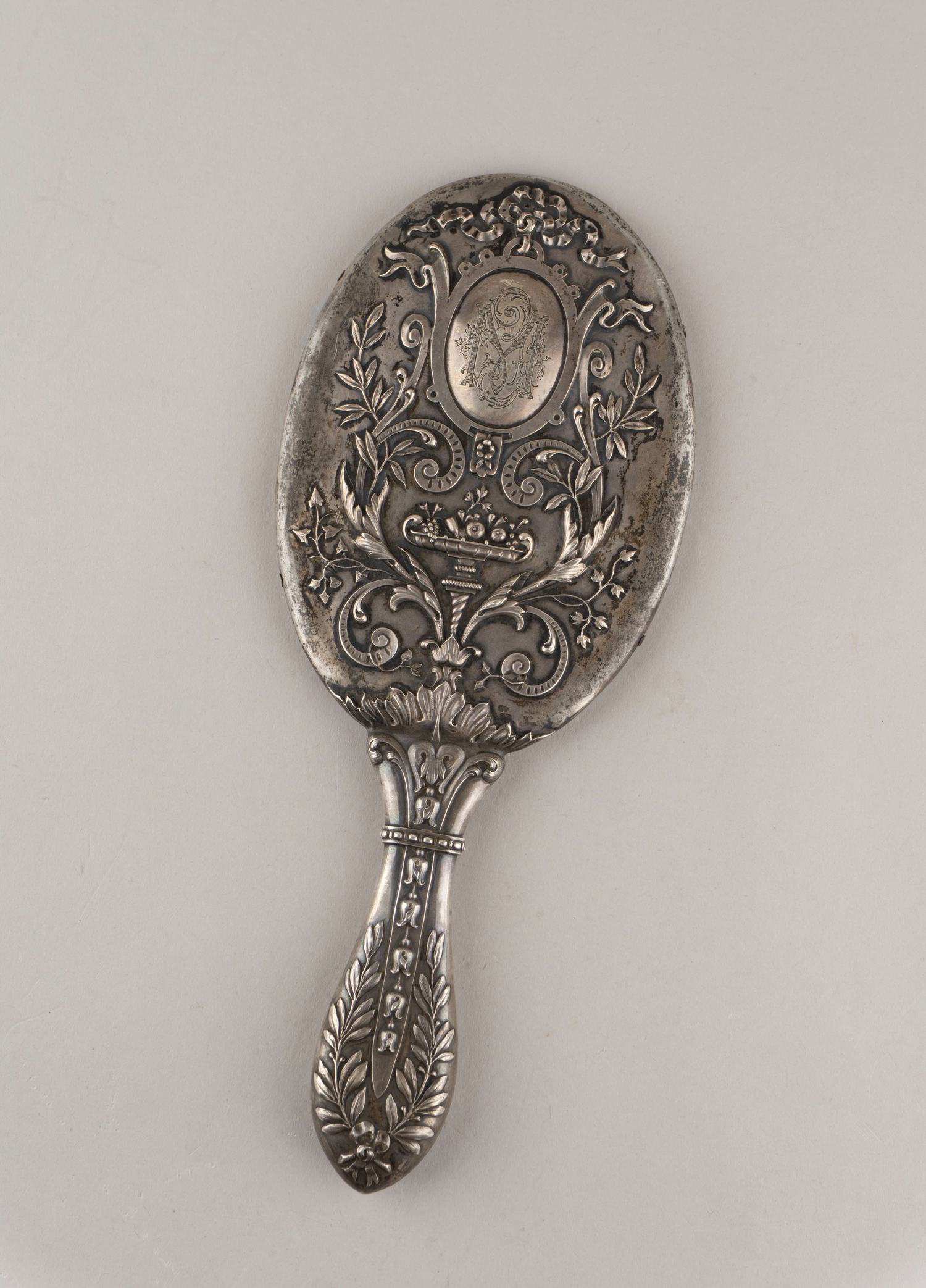 (Шанкс и Компания) Зеркало в роскошной серебряной оправе. 
Россия, Москва,  Москва, фирма «Shanks&CO» (Шанкс и Компания), 1888–1899 годы.