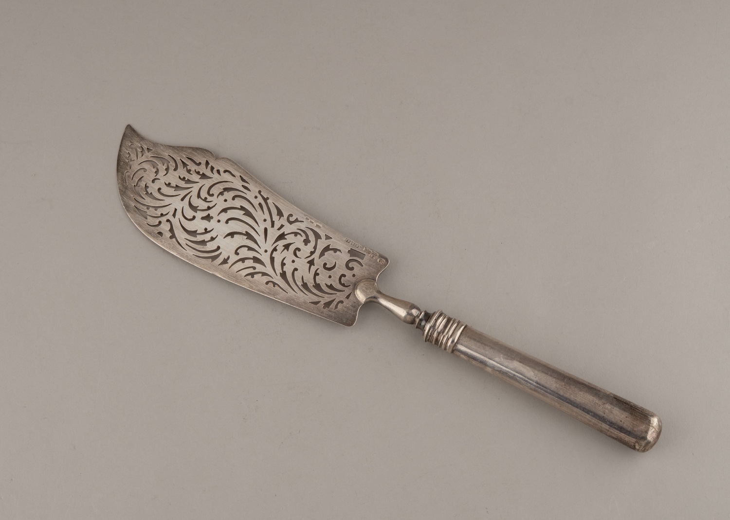 (Грачевы) Лопатка. 
Россия, Санкт-Петербург, Поставщик Высочайшего Двора фирма «Грачевъ», мастер Ольсониус Иоган Фердинан, 1886.