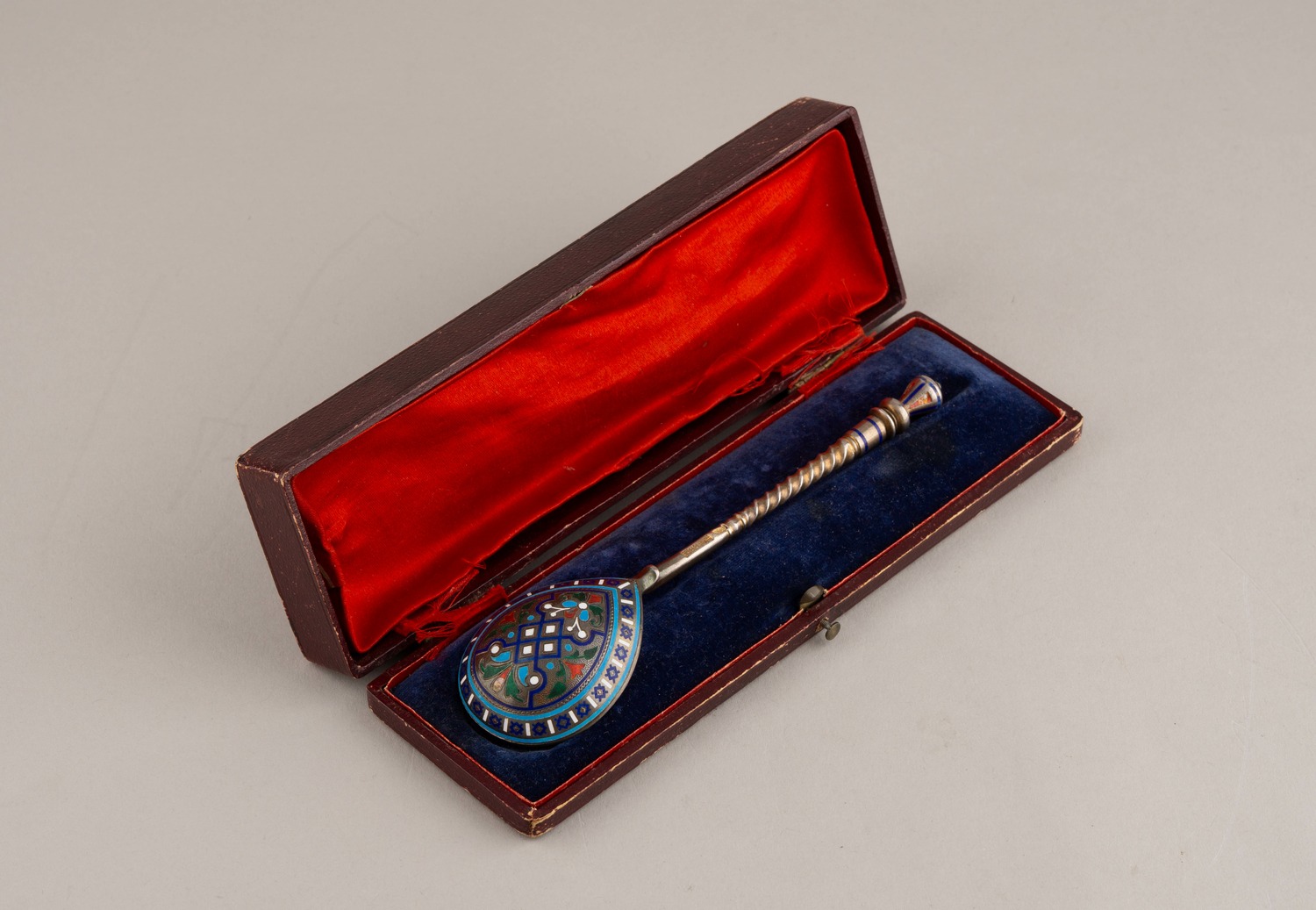 Ложка десертная с выемчатой эмалью. В футляре. 
Россия, Москва, мастер – Князев К. Е., 1884.