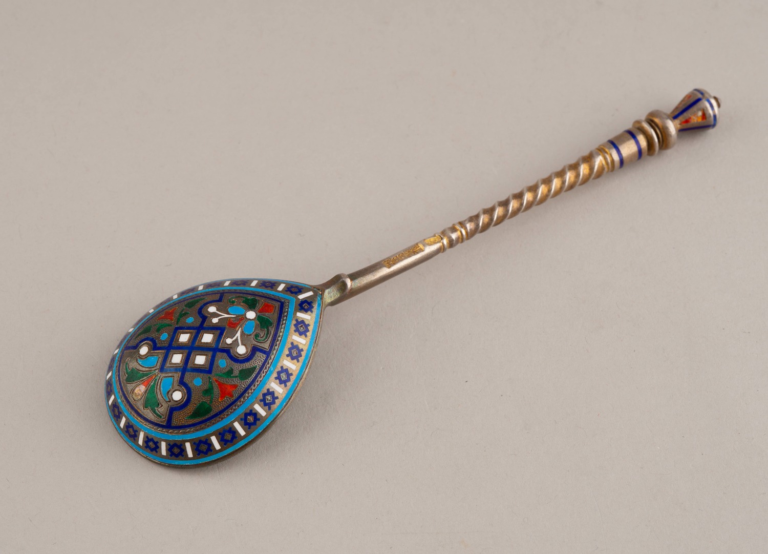 Ложка десертная с выемчатой эмалью. В футляре. 
Россия, Москва, мастер – Князев К. Е., 1884.