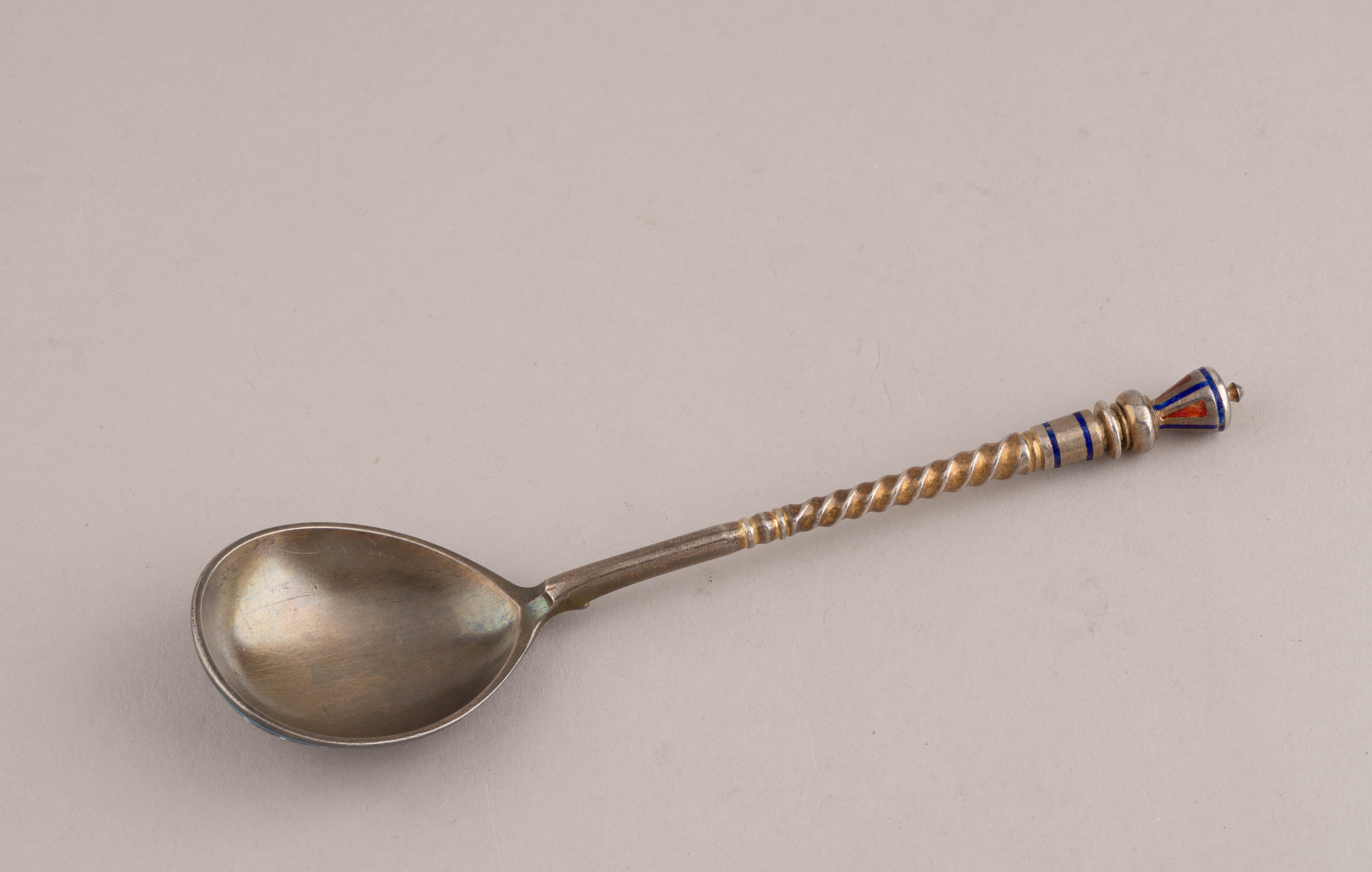 Ложка десертная с выемчатой эмалью. В футляре. 
Россия, Москва, мастер – Князев К. Е., 1884.