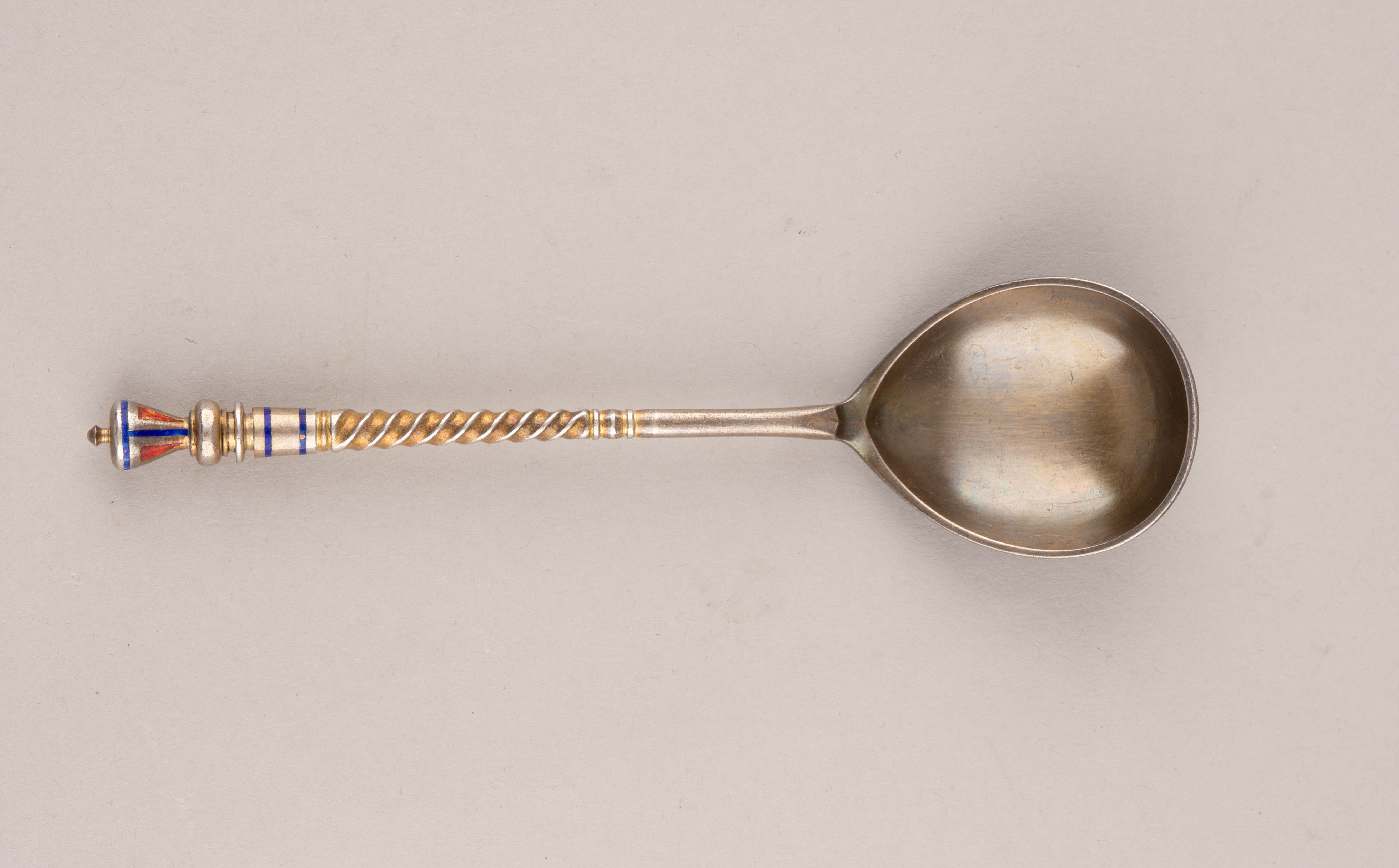 Ложка десертная с выемчатой эмалью. В футляре. 
Россия, Москва, мастер – Князев К. Е., 1884.