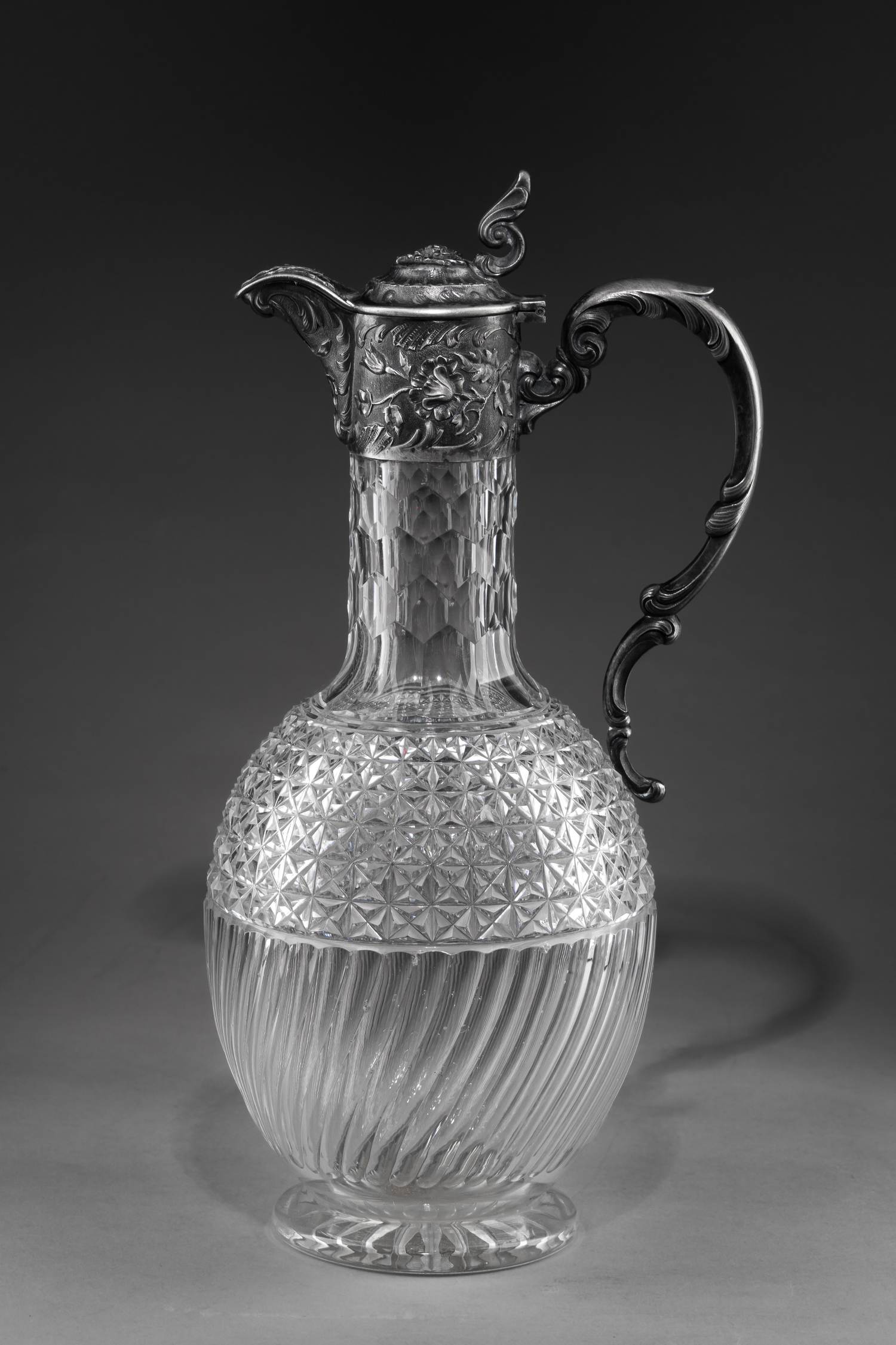 Графин для вина в серебряной оправе с цветочными композициями. 
Россия, Москва, владелец «серебряного заведения» Строганов Федор, 1880-е годы.