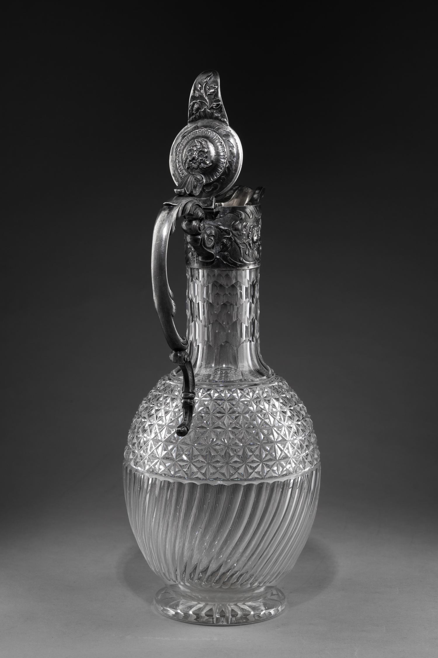 Графин для вина в серебряной оправе с цветочными композициями. 
Россия, Москва, владелец «серебряного заведения» Строганов Федор, 1880-е годы.