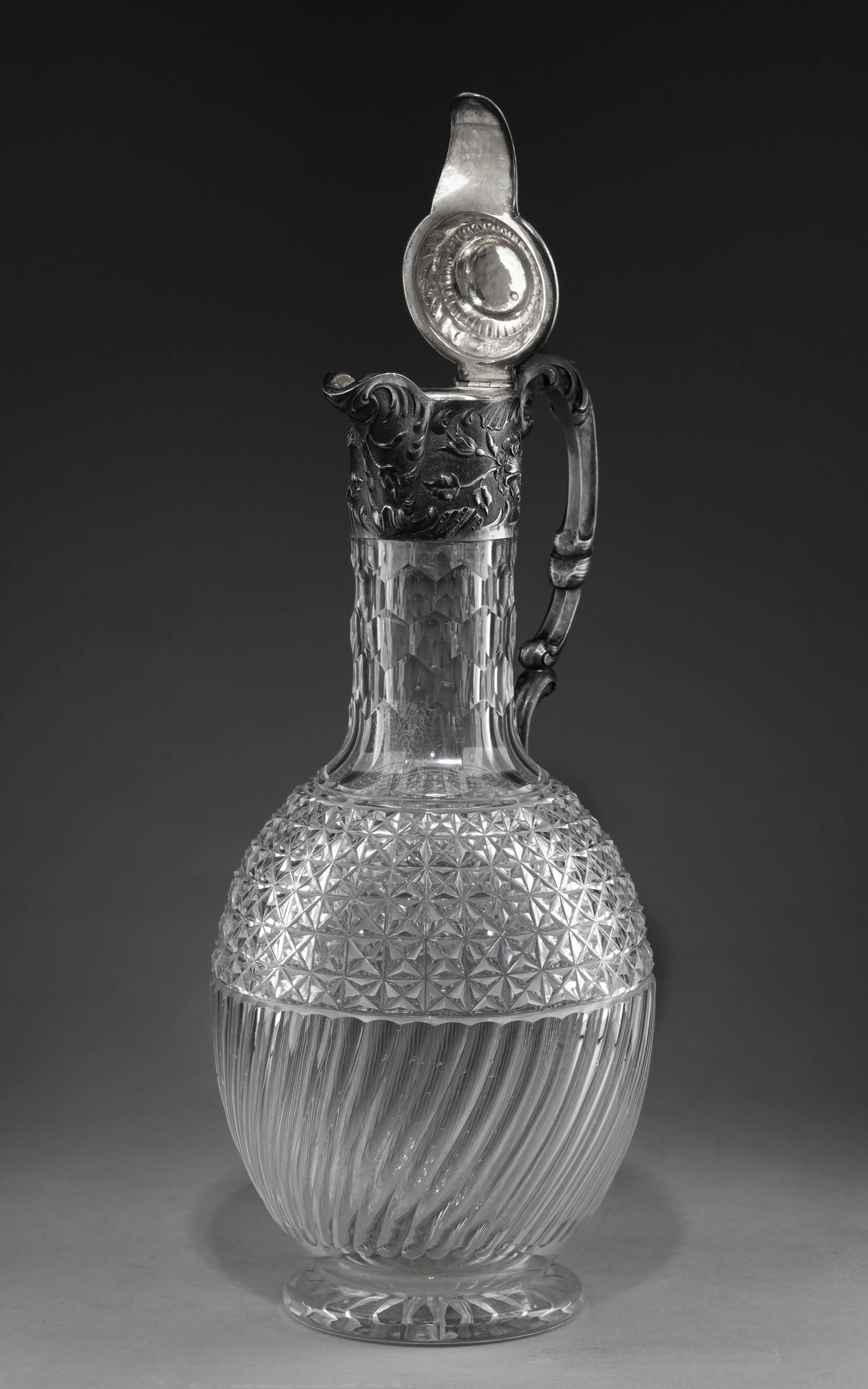 Графин для вина в серебряной оправе с цветочными композициями. 
Россия, Москва, владелец «серебряного заведения» Строганов Федор, 1880-е годы.