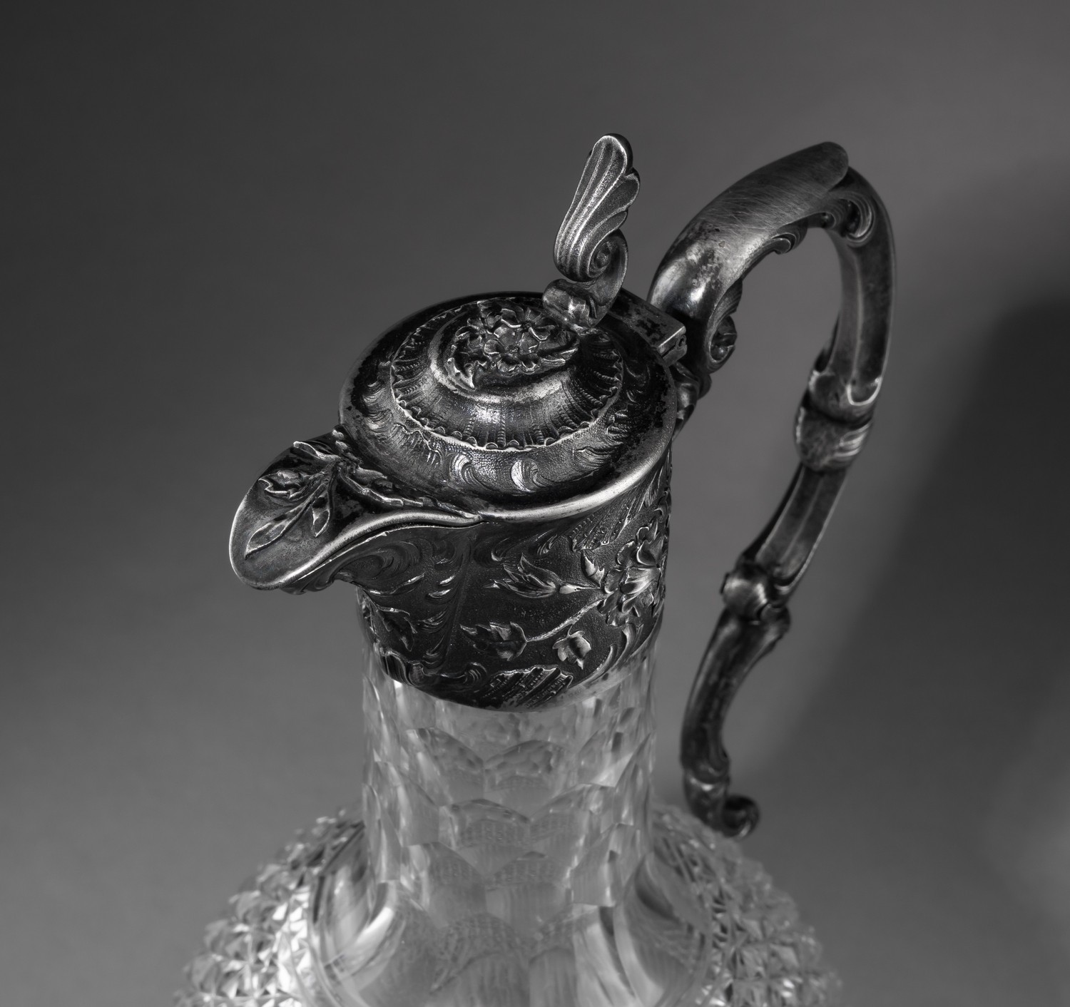 Графин для вина в серебряной оправе с цветочными композициями. 
Россия, Москва, владелец «серебряного заведения» Строганов Федор, 1880-е годы.