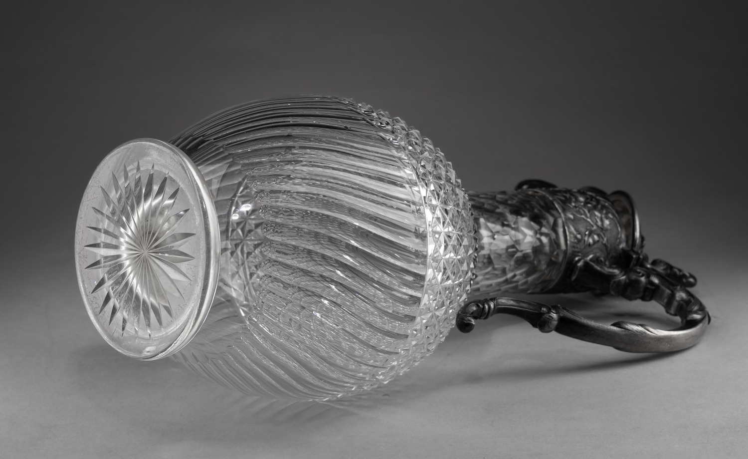 Графин для вина в серебряной оправе с цветочными композициями. 
Россия, Москва, владелец «серебряного заведения» Строганов Федор, 1880-е годы.