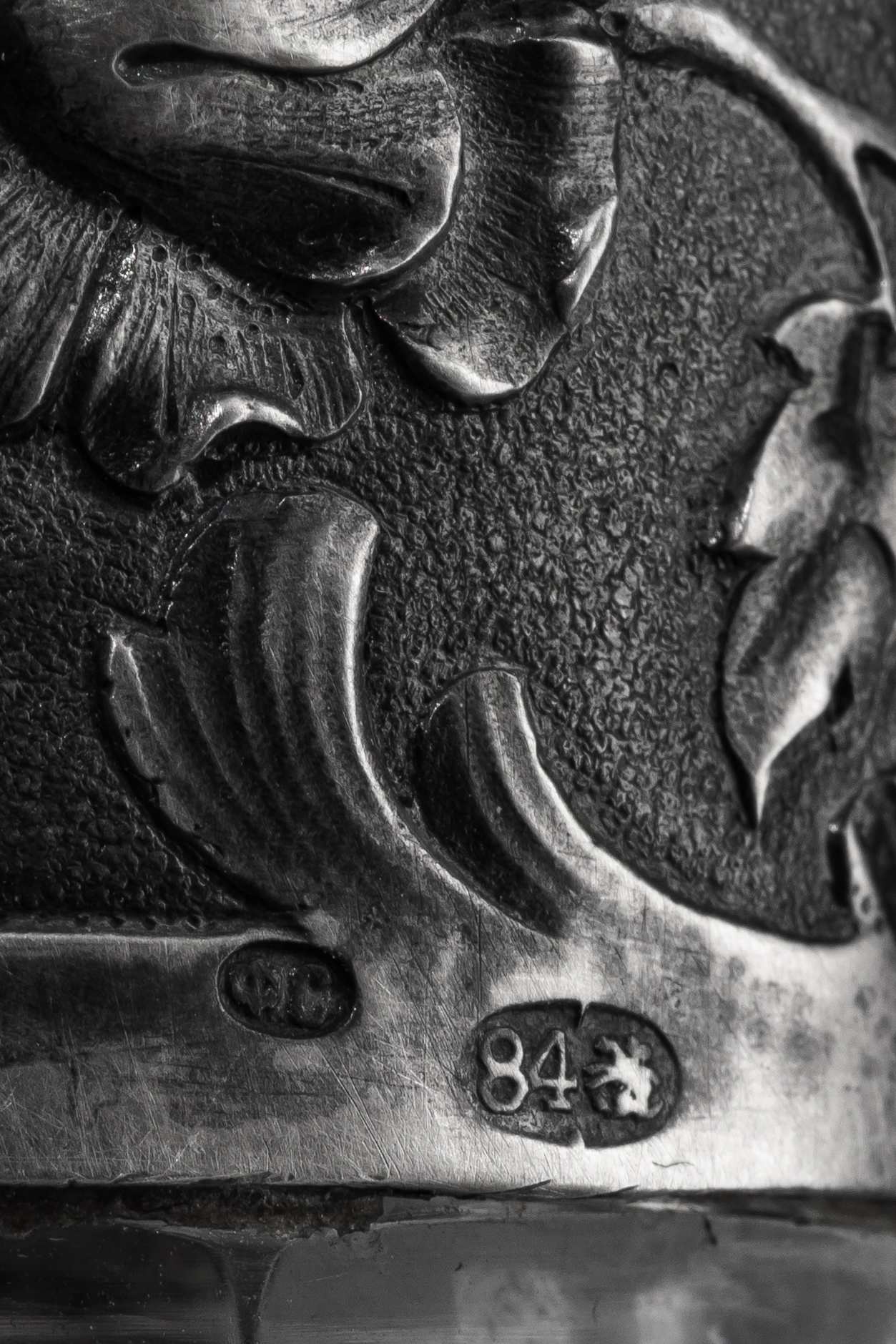 Графин для вина в серебряной оправе с цветочными композициями. 
Россия, Москва, владелец «серебряного заведения» Строганов Федор, 1880-е годы.