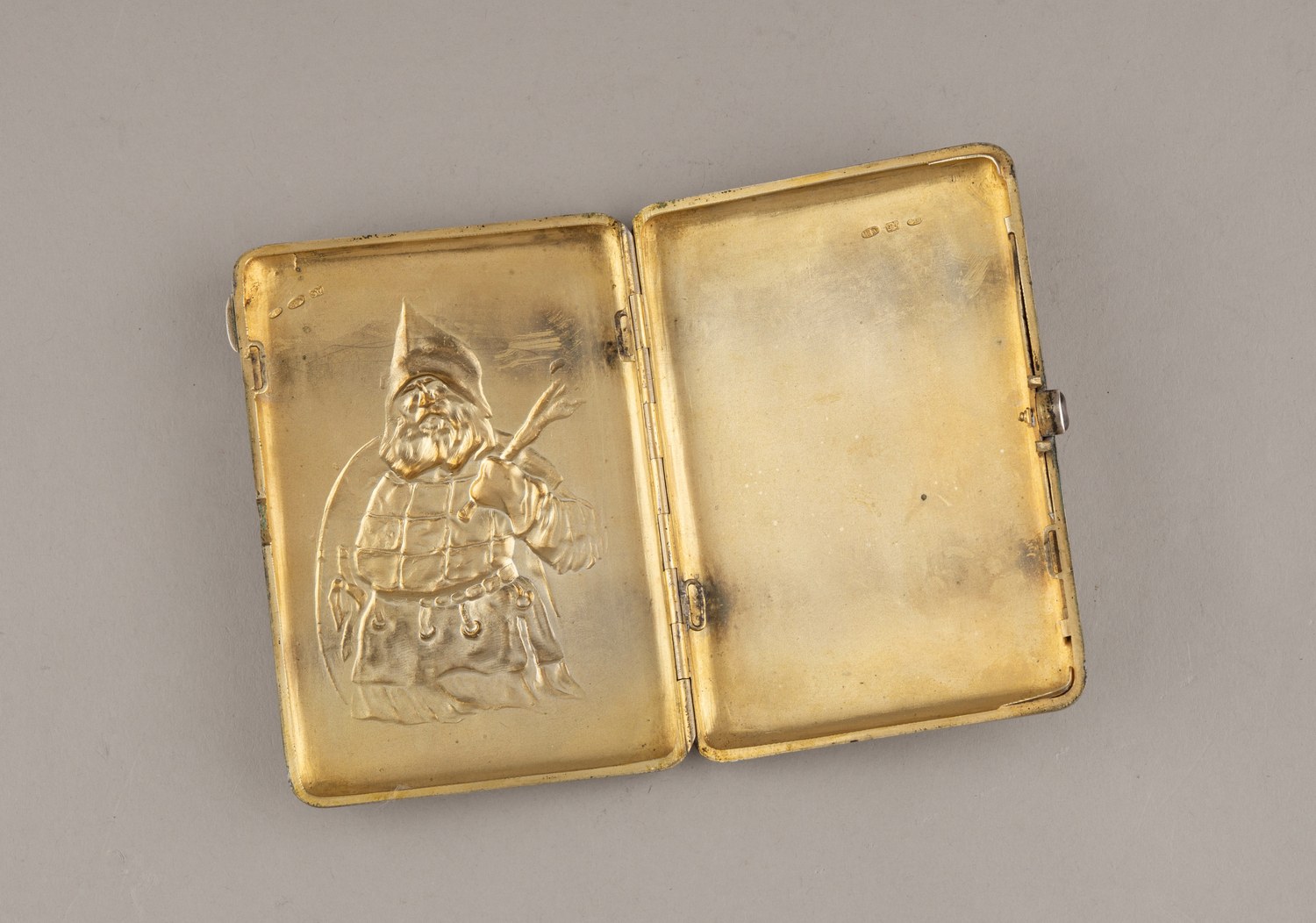 Портсигар «Русский витязь с булавой». 
Россия, Москва, мастер-монограммист «ДС», 1908–1917 годы.