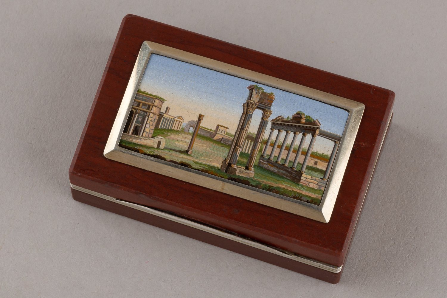 (Микромозаика). Табакерка с мозаичным панно «Римский форум».
Италия, Рим, вероятно, по гравюре Луиджи Россини. 1820–1830 годы.