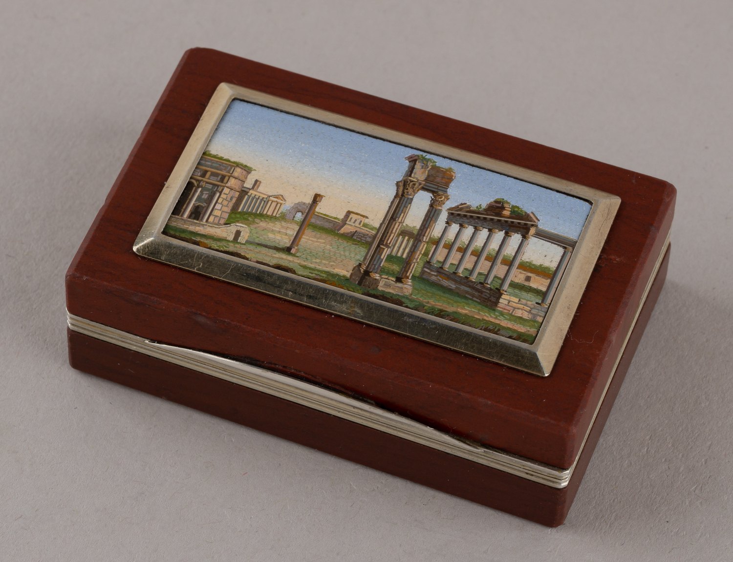 (Микромозаика). Табакерка с мозаичным панно «Римский форум».
Италия, Рим, вероятно, по гравюре Луиджи Россини. 1820–1830 годы.