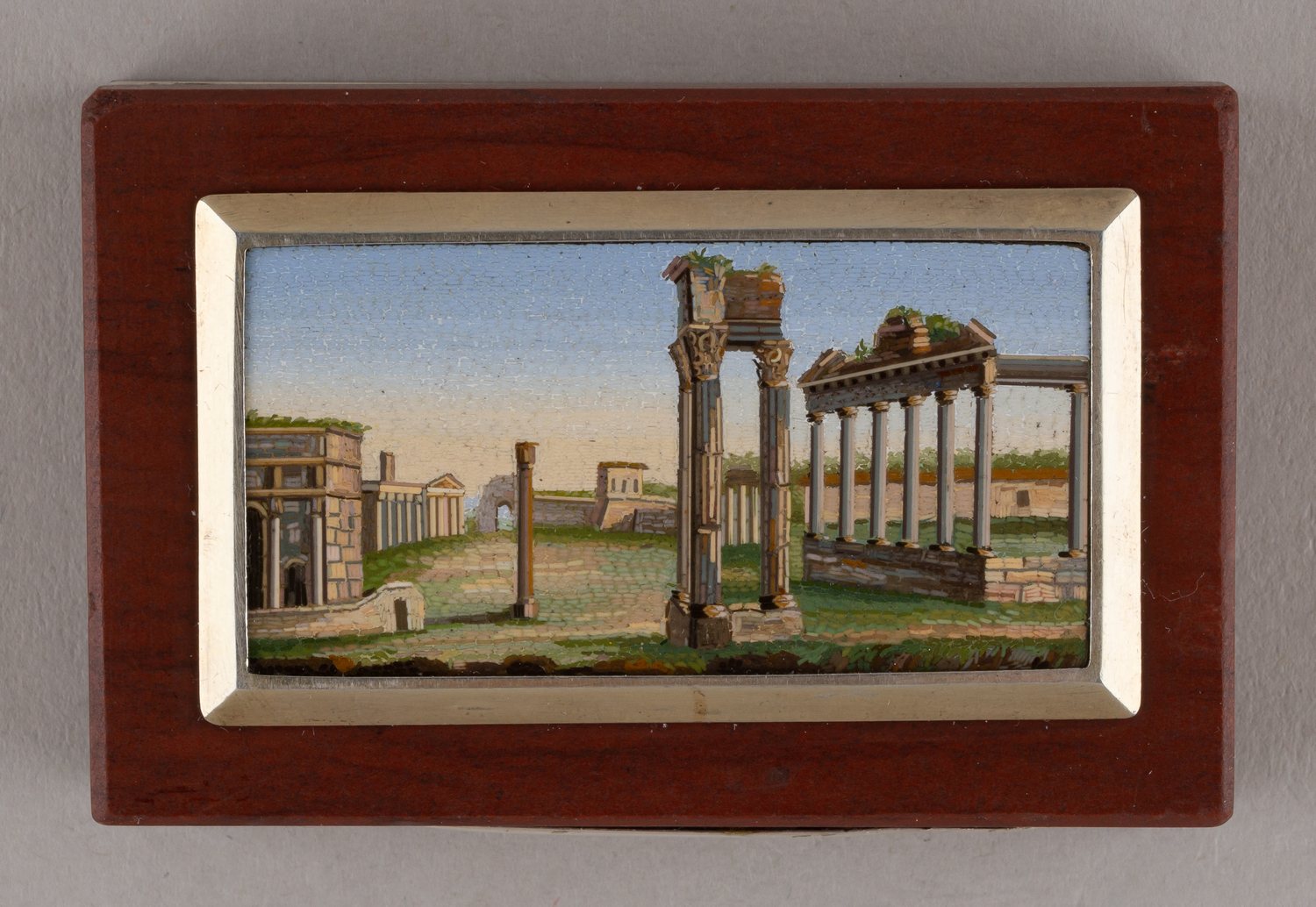 (Микромозаика). Табакерка с мозаичным панно «Римский форум».
Италия, Рим, вероятно, по гравюре Луиджи Россини. 1820–1830 годы.