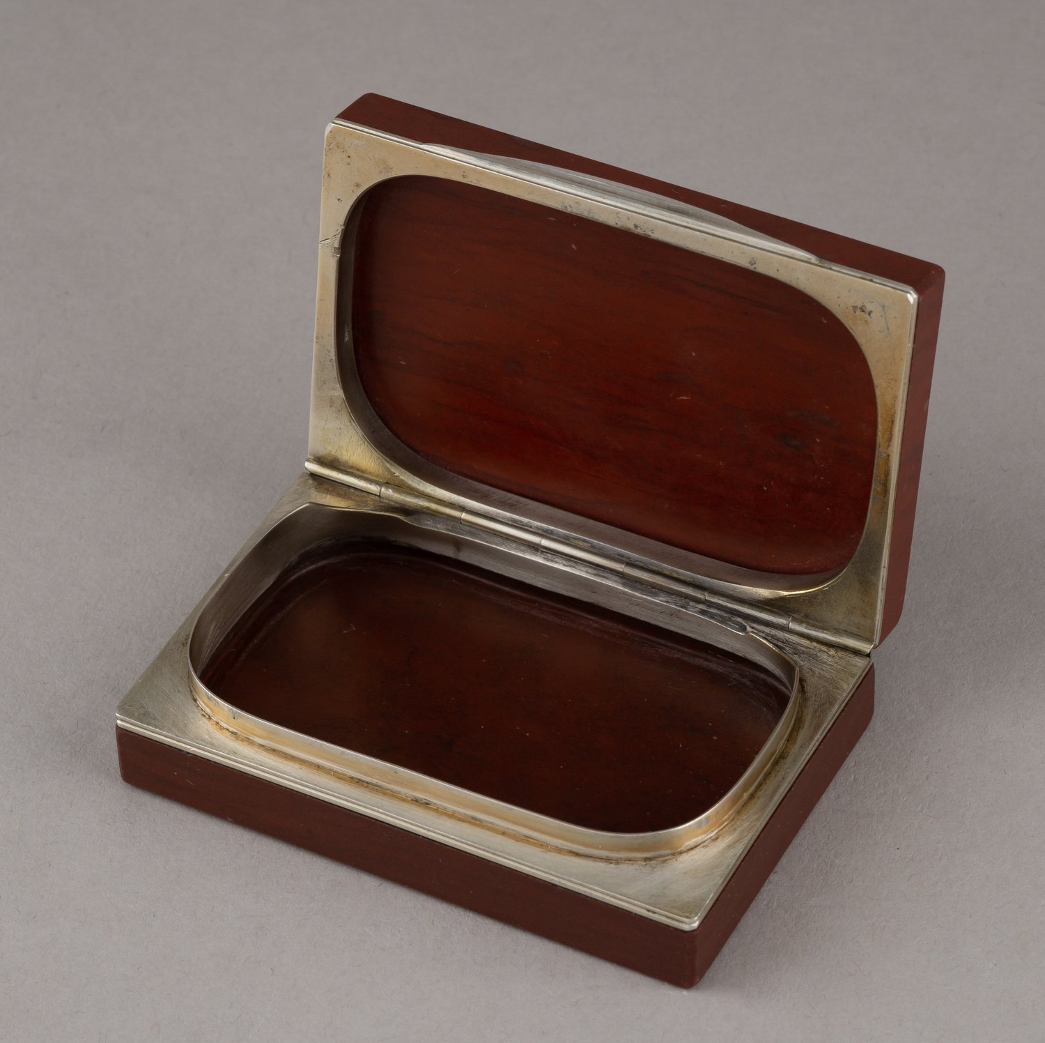 (Микромозаика). Табакерка с мозаичным панно «Римский форум».
Италия, Рим, вероятно, по гравюре Луиджи Россини. 1820–1830 годы.