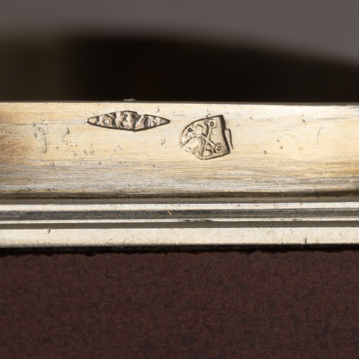 (Микромозаика). Табакерка с мозаичным панно «Римский форум».
Италия, Рим, вероятно, по гравюре Луиджи Россини. 1820–1830 годы.