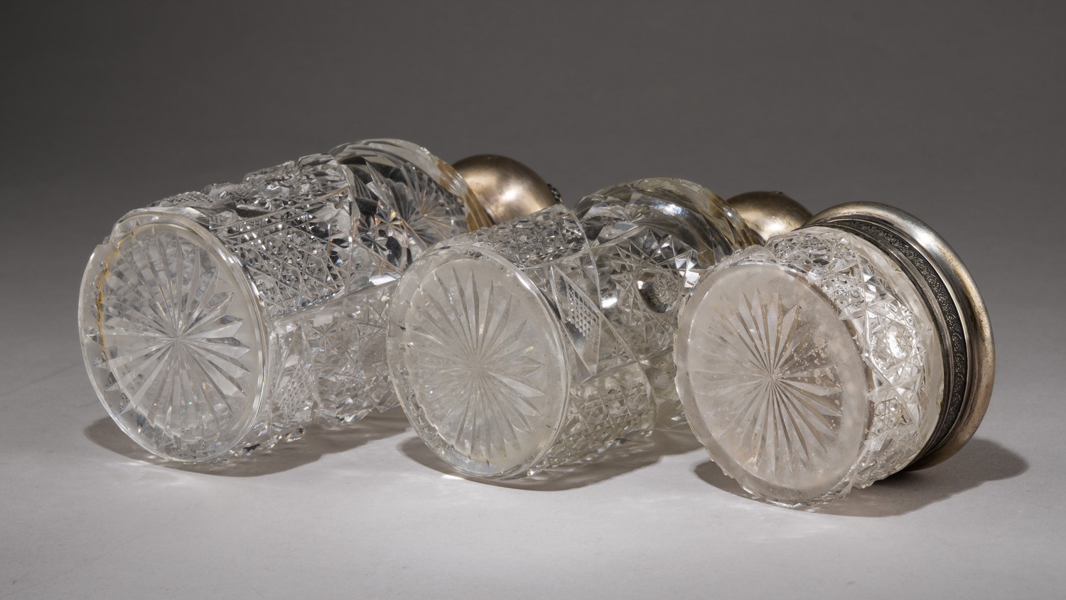 (П. Овчинников. 4-я Московская артель) Парфюмерный набор: шкатулка, четыре флакона для парфюма, две баночки для пудры.
Россия, Москва, фирма поставщика Императорского двора П. Овчинникова, Четвертая Московская артель, 1908–1917 годы.