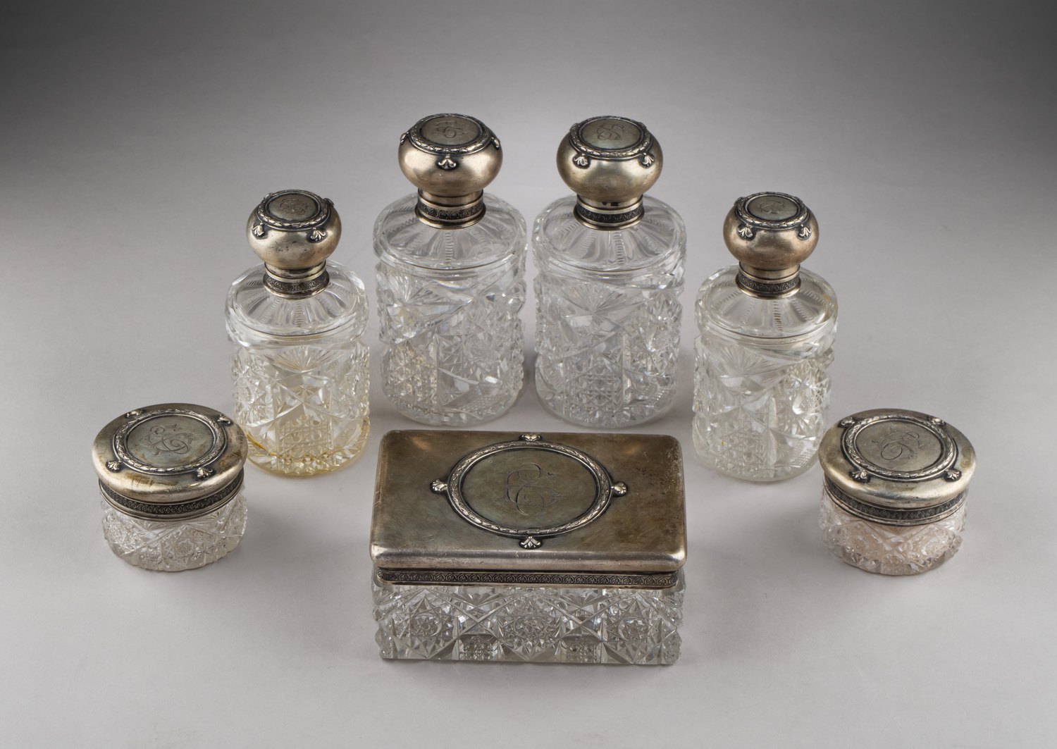 (П. Овчинников. 4-я Московская артель) Парфюмерный набор: шкатулка, четыре флакона для парфюма, две баночки для пудры.
Россия, Москва, фирма поставщика Императорского двора П. Овчинникова, Четвертая Московская артель, 1908–1917 годы.