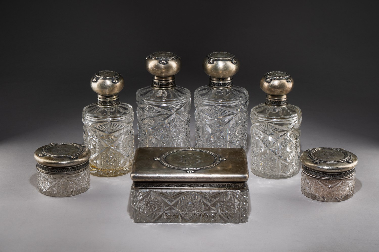 (П. Овчинников. 4-я Московская артель) Парфюмерный набор: шкатулка, четыре флакона для парфюма, две баночки для пудры.
Россия, Москва, фирма поставщика Императорского двора П. Овчинникова, Четвертая Московская артель, 1908–1917 годы.