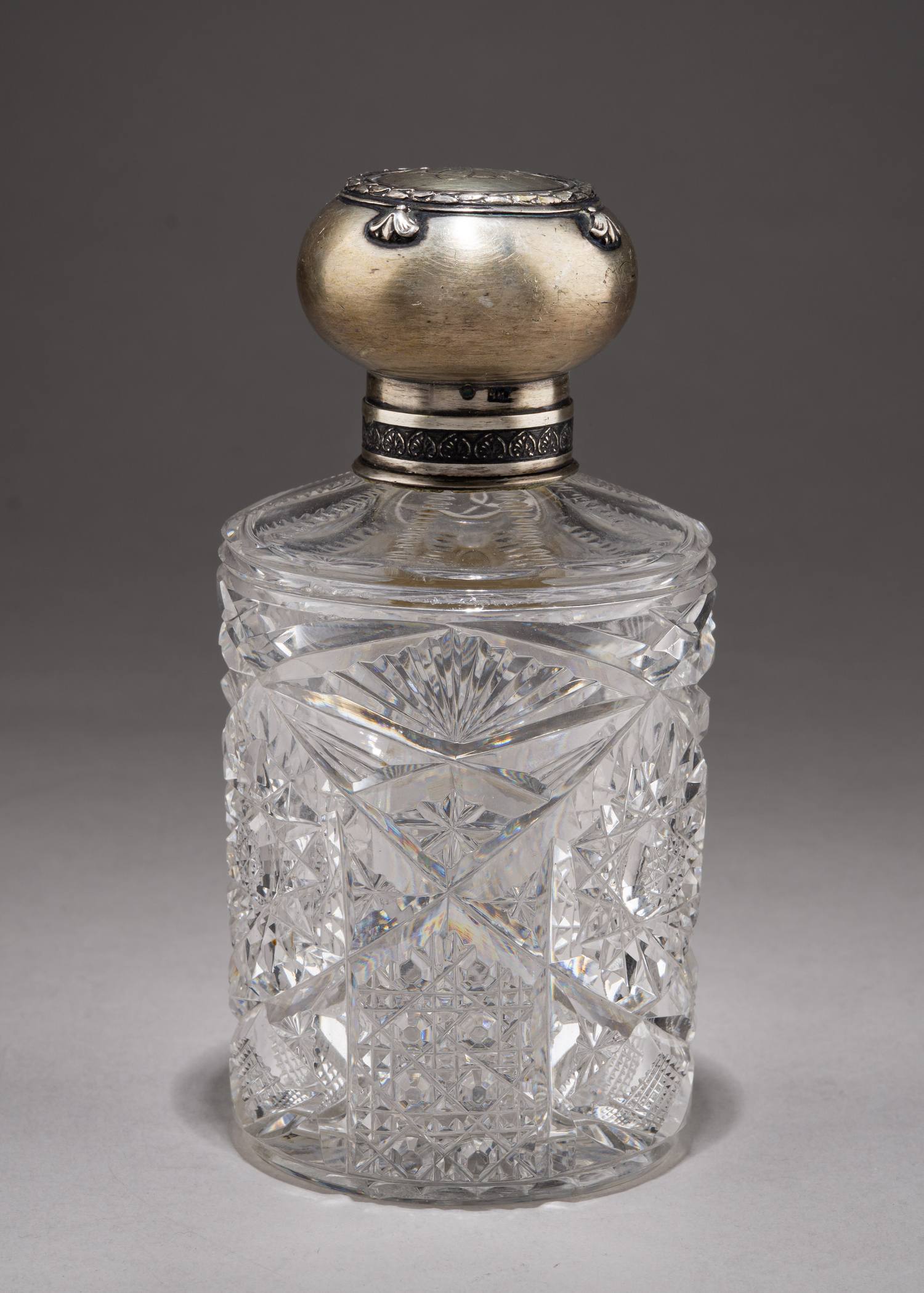 (П. Овчинников. 4-я Московская артель) Парфюмерный набор: шкатулка, четыре флакона для парфюма, две баночки для пудры.
Россия, Москва, фирма поставщика Императорского двора П. Овчинникова, Четвертая Московская артель, 1908–1917 годы.