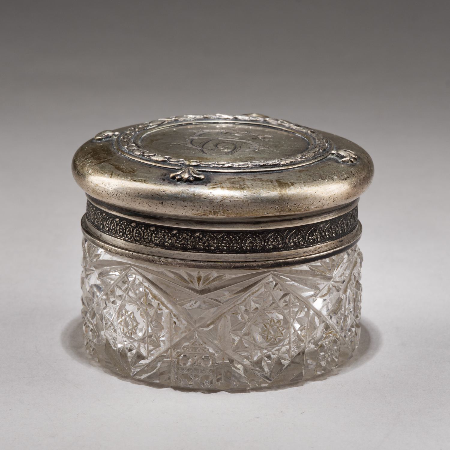 (П. Овчинников. 4-я Московская артель) Парфюмерный набор: шкатулка, четыре флакона для парфюма, две баночки для пудры.
Россия, Москва, фирма поставщика Императорского двора П. Овчинникова, Четвертая Московская артель, 1908–1917 годы.