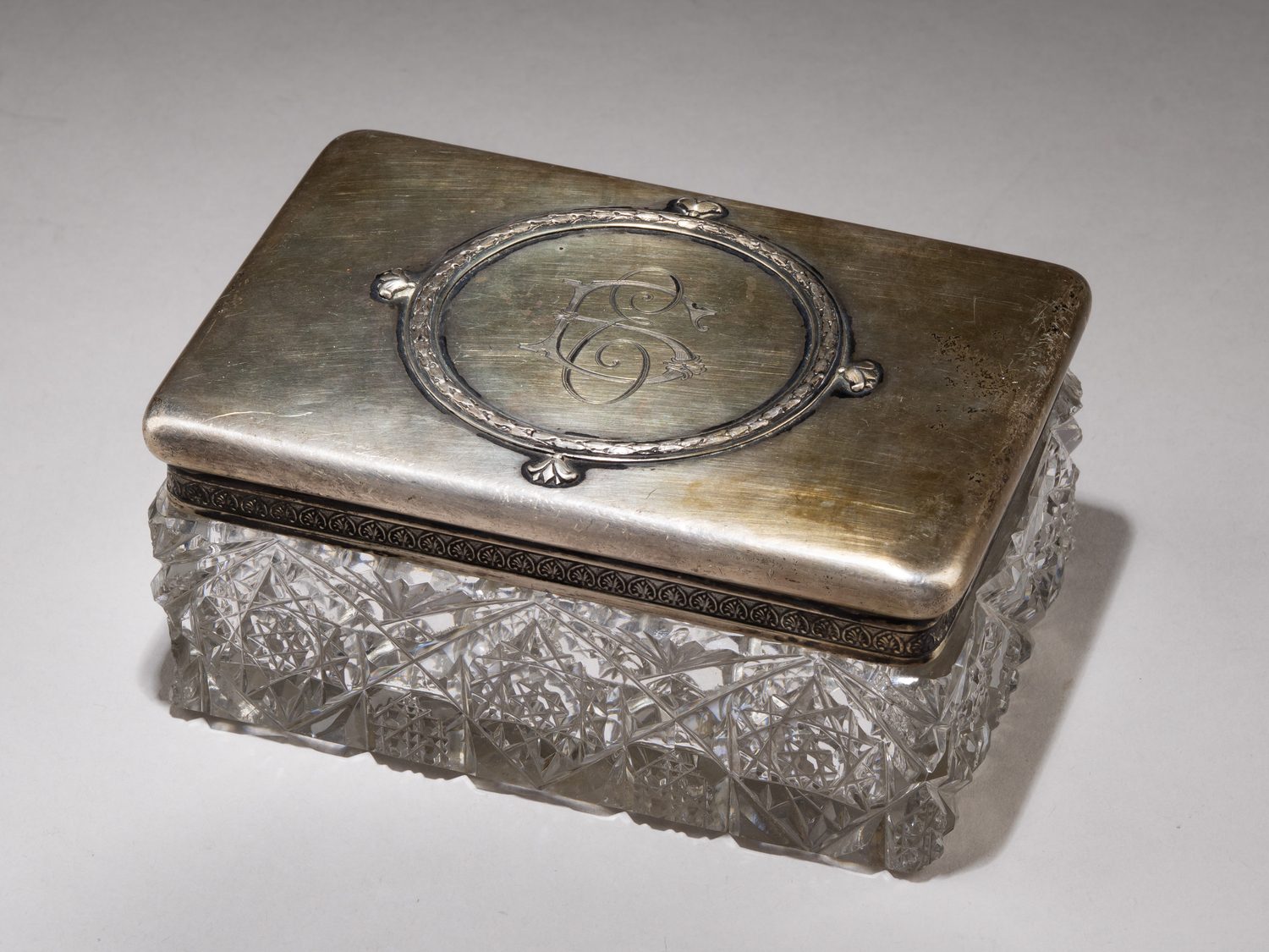 (П. Овчинников. 4-я Московская артель) Парфюмерный набор: шкатулка, четыре флакона для парфюма, две баночки для пудры.
Россия, Москва, фирма поставщика Императорского двора П. Овчинникова, Четвертая Московская артель, 1908–1917 годы.