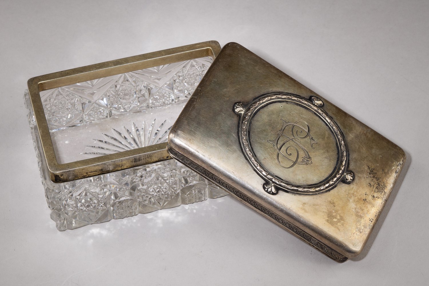 (П. Овчинников. 4-я Московская артель) Парфюмерный набор: шкатулка, четыре флакона для парфюма, две баночки для пудры.
Россия, Москва, фирма поставщика Императорского двора П. Овчинникова, Четвертая Московская артель, 1908–1917 годы.