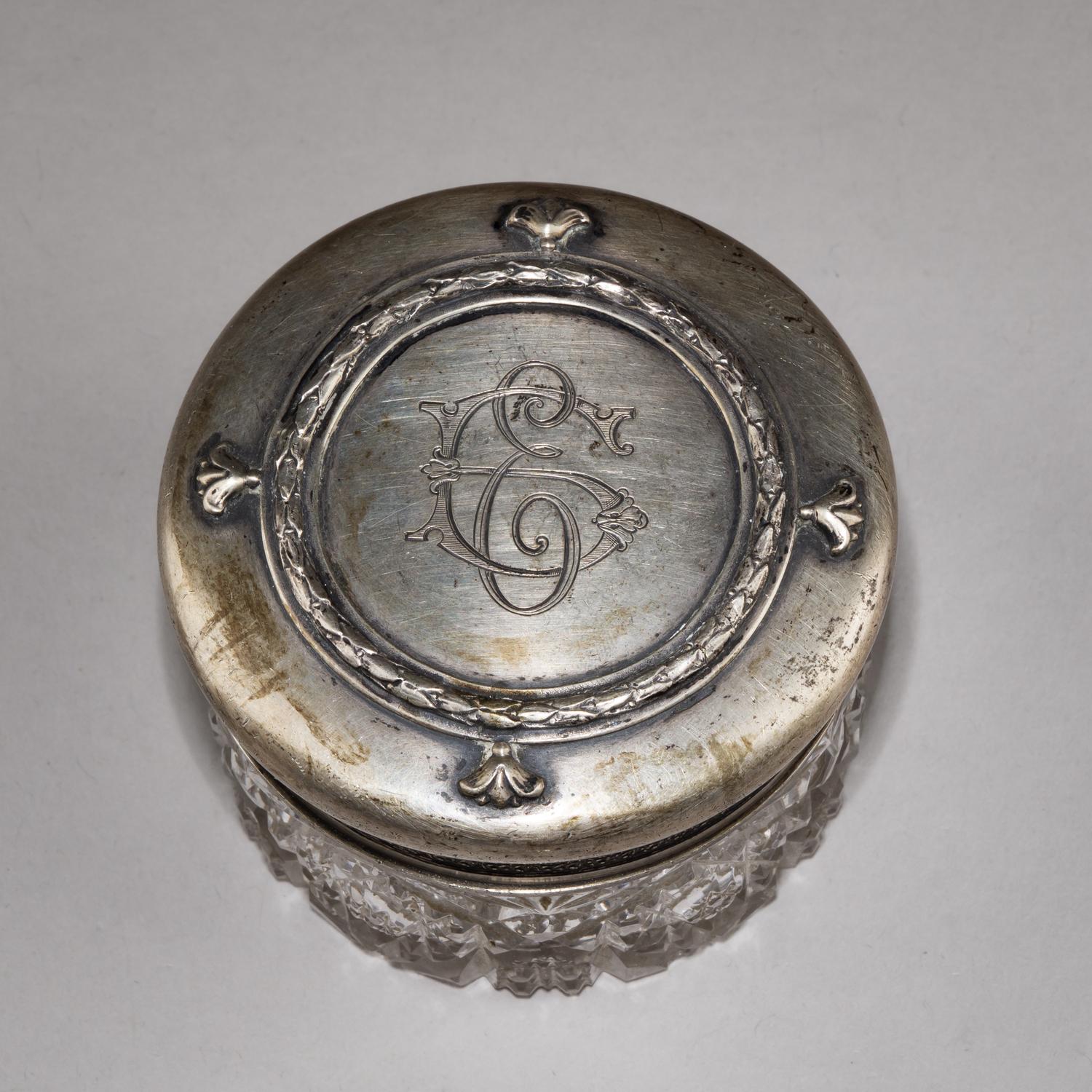 (П. Овчинников. 4-я Московская артель) Парфюмерный набор: шкатулка, четыре флакона для парфюма, две баночки для пудры.
Россия, Москва, фирма поставщика Императорского двора П. Овчинникова, Четвертая Московская артель, 1908–1917 годы.