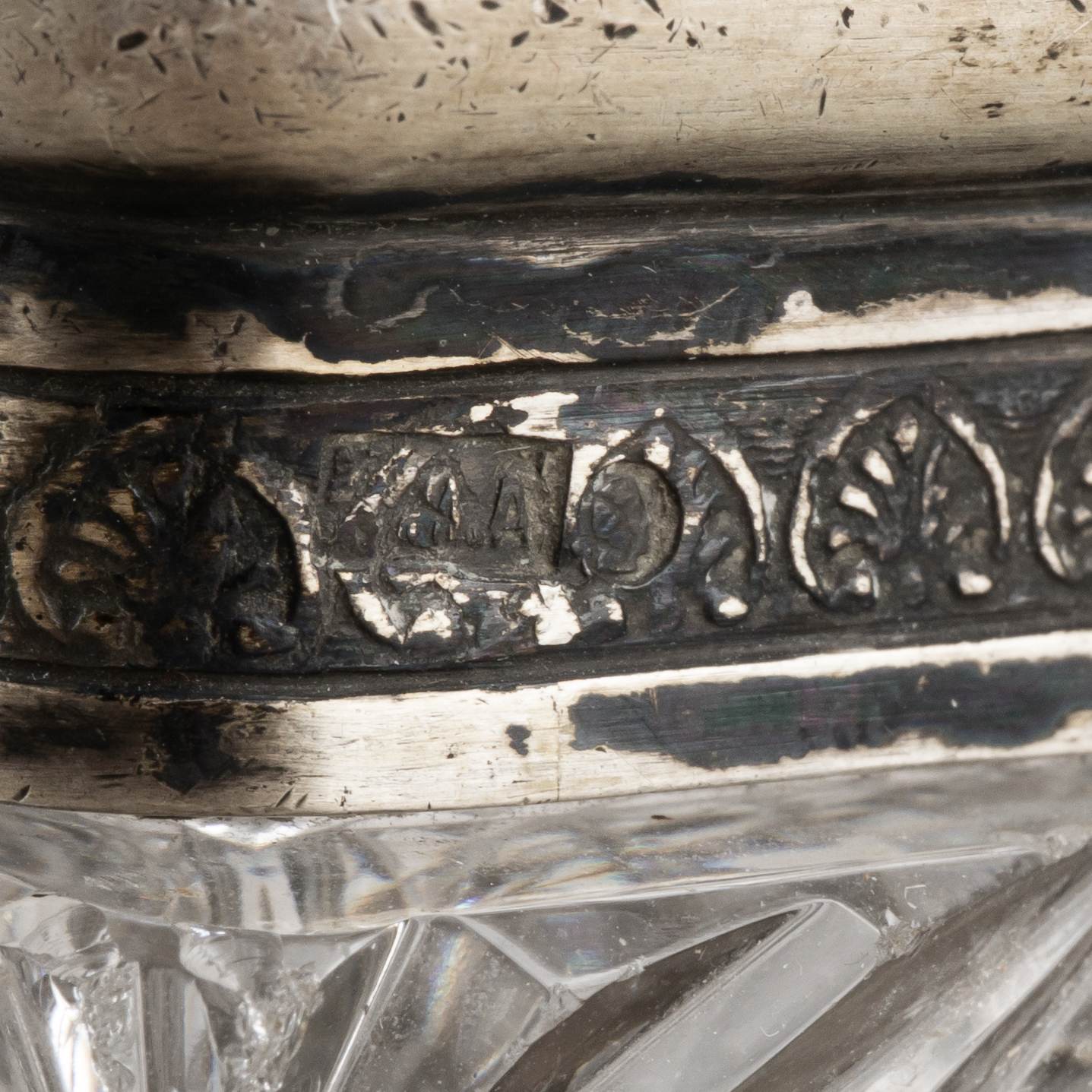 (П. Овчинников. 4-я Московская артель) Парфюмерный набор: шкатулка, четыре флакона для парфюма, две баночки для пудры.
Россия, Москва, фирма поставщика Императорского двора П. Овчинникова, Четвертая Московская артель, 1908–1917 годы.