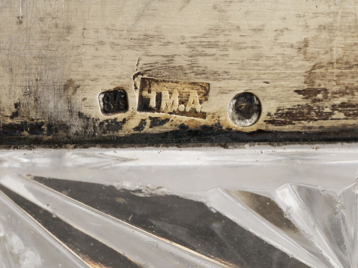 (П. Овчинников. 4-я Московская артель) Парфюмерный набор: шкатулка, четыре флакона для парфюма, две баночки для пудры.
Россия, Москва, фирма поставщика Императорского двора П. Овчинникова, Четвертая Московская артель, 1908–1917 годы.