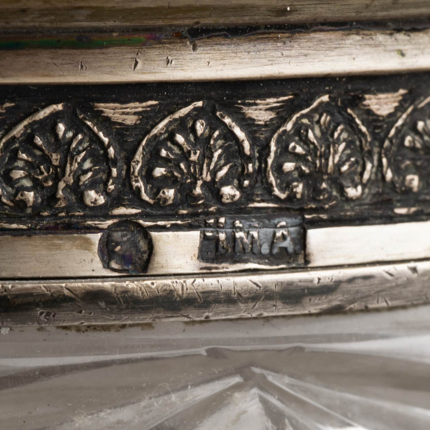 (П. Овчинников. 4-я Московская артель) Парфюмерный набор: шкатулка, четыре флакона для парфюма, две баночки для пудры.
Россия, Москва, фирма поставщика Императорского двора П. Овчинникова, Четвертая Московская артель, 1908–1917 годы.