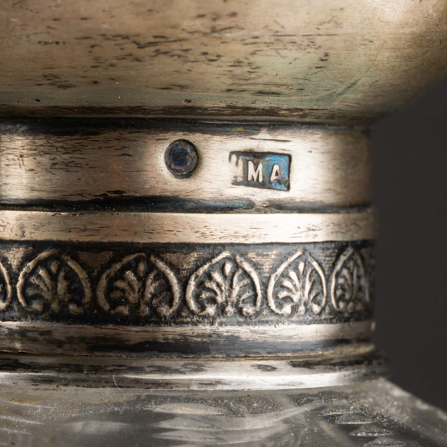 (П. Овчинников. 4-я Московская артель) Парфюмерный набор: шкатулка, четыре флакона для парфюма, две баночки для пудры.
Россия, Москва, фирма поставщика Императорского двора П. Овчинникова, Четвертая Московская артель, 1908–1917 годы.