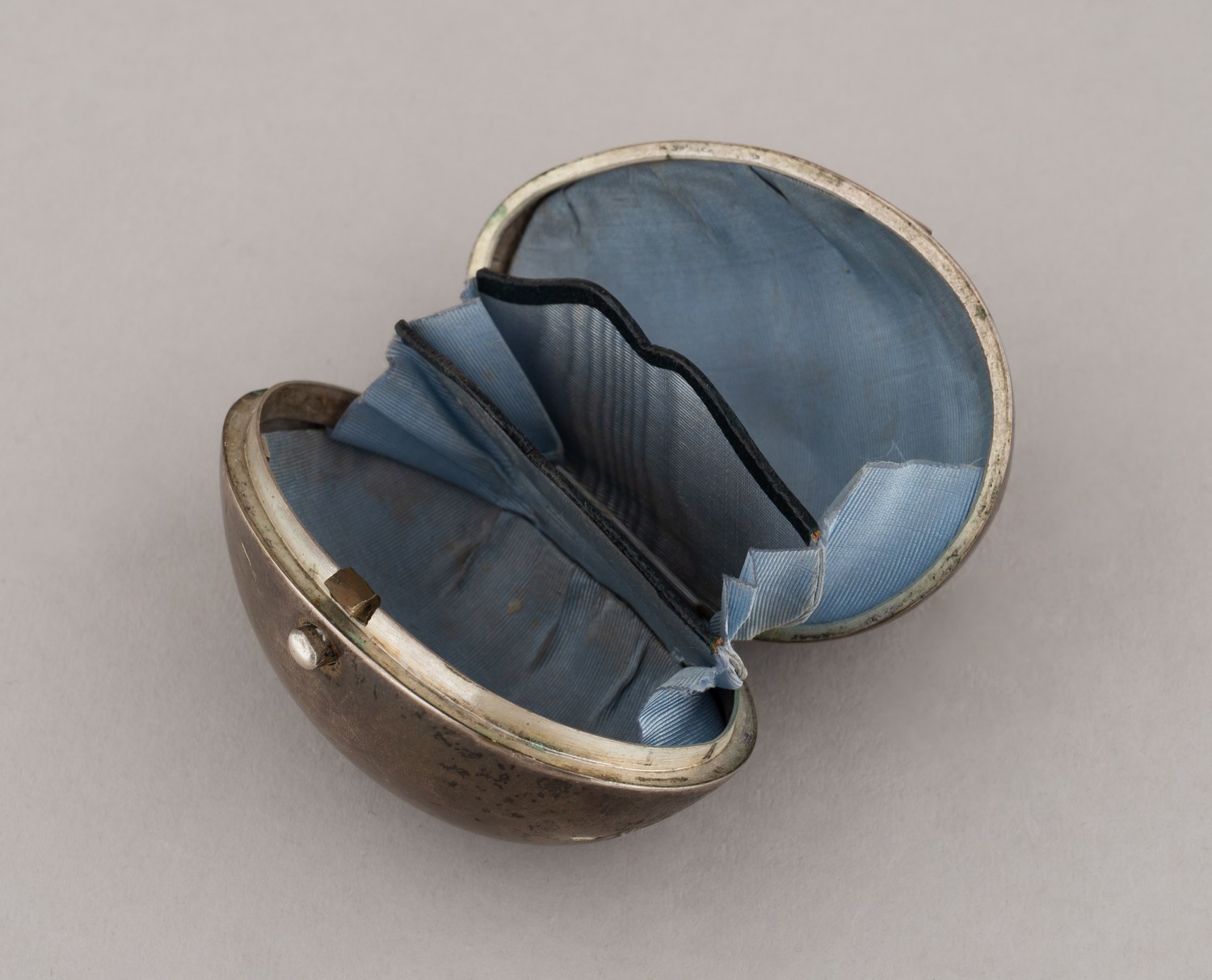 Кошелек в форме пасхального яйца. 
Россия, Москва, мастер-монограммист «ВЕ», 1908–1917 годы.