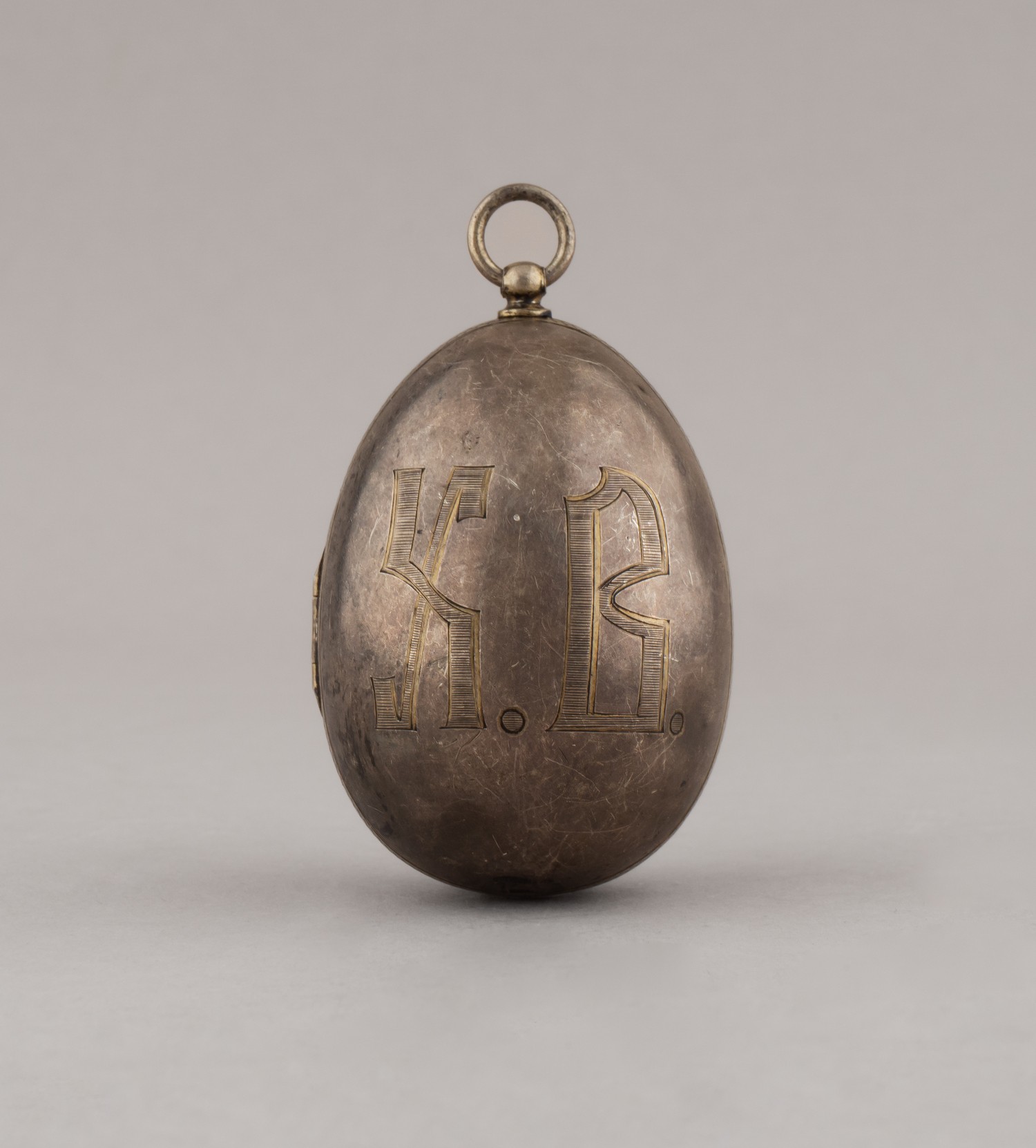 Пасхальное яйцо-складень с гравировкой «Х.В.».
Россия, Москва, мастер Мнекин И.Н., 1899–1908 годы.