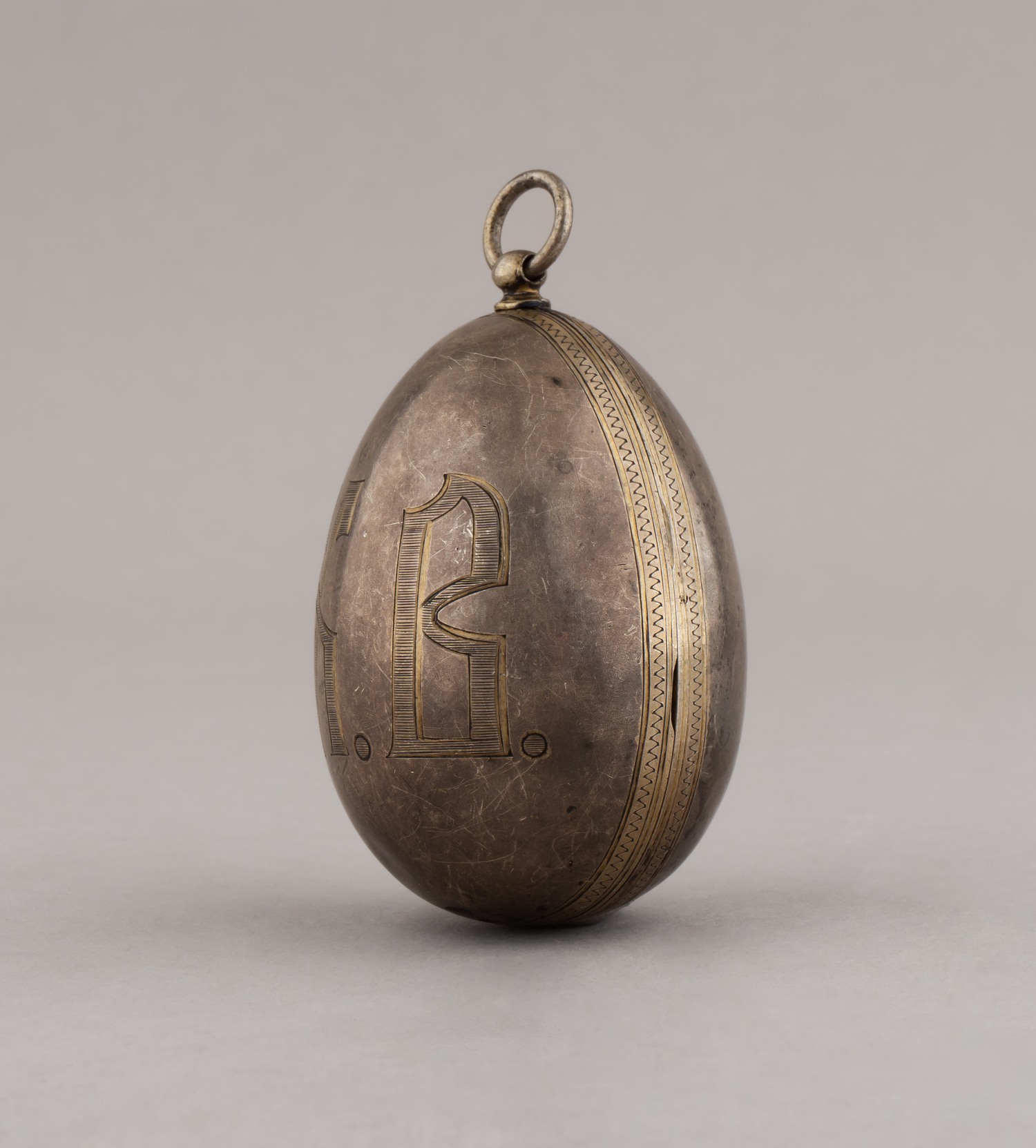 Пасхальное яйцо-складень с гравировкой «Х.В.».
Россия, Москва, мастер Мнекин И.Н., 1899–1908 годы.