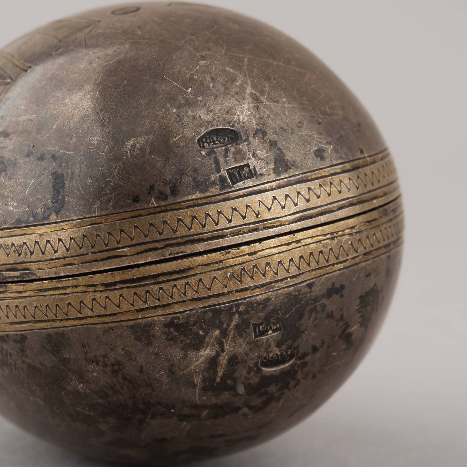 Пасхальное яйцо-складень с гравировкой «Х.В.».
Россия, Москва, мастер Мнекин И.Н., 1899–1908 годы.