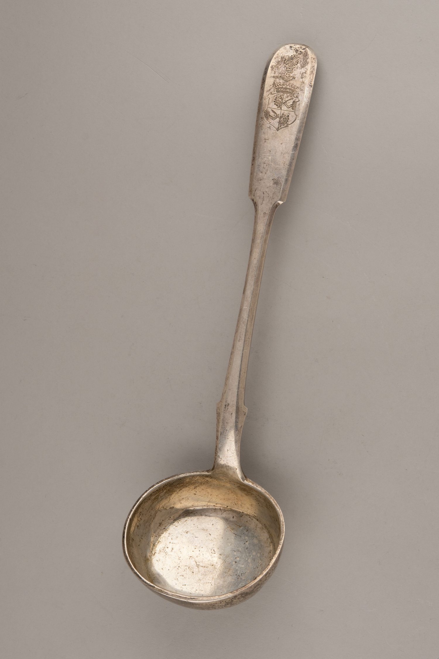 (Кавалер всех высших российских орденов. Герб Графа Павла Николаевича Игнатьева) Половник массивный с гербом графа Игнатьева П.Н. 
Россия, Санкт-Петербург, мастер-монограммист «KJ», 1899–1900 годы.