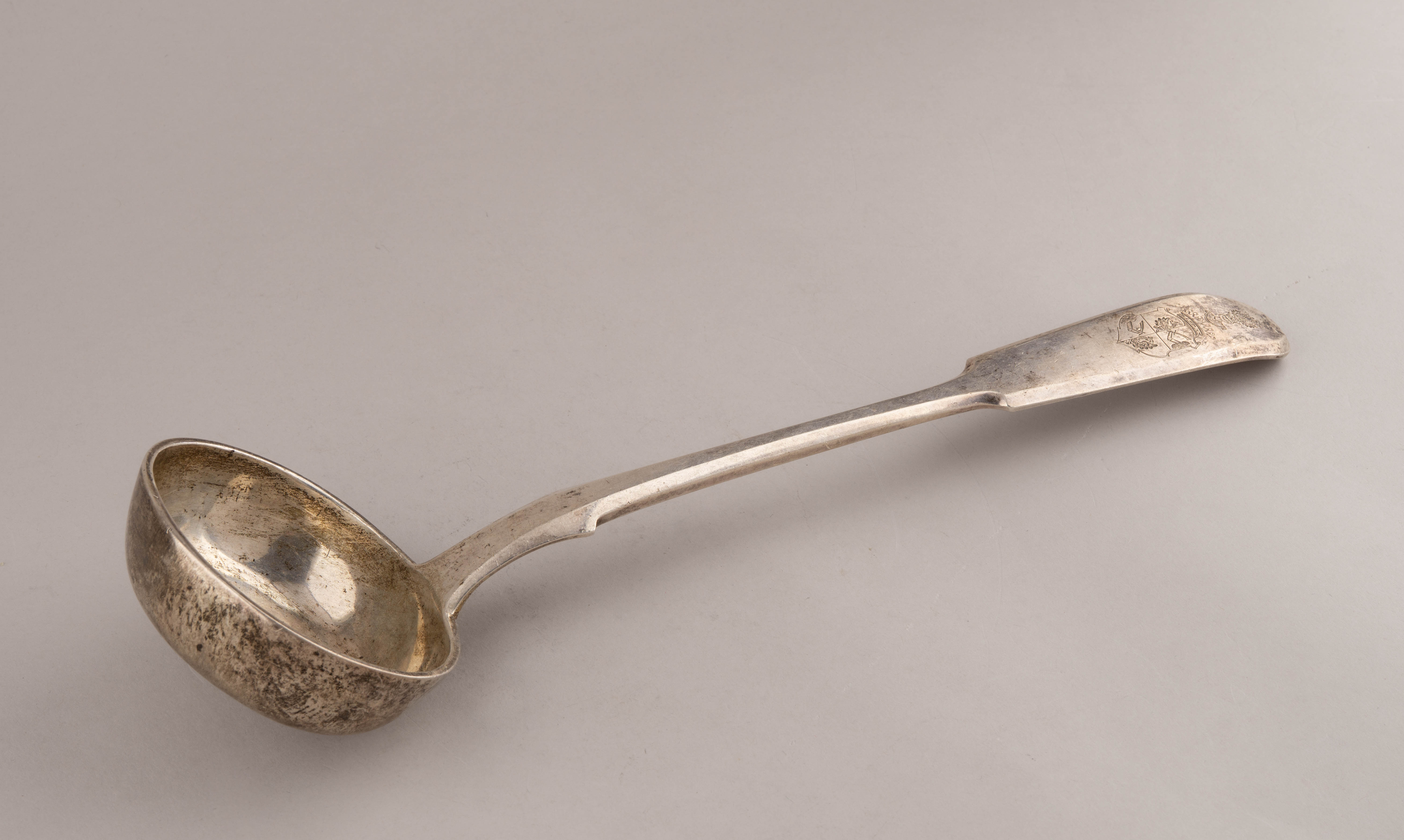 (Кавалер всех высших российских орденов. Герб Графа Павла Николаевича Игнатьева) Половник массивный с гербом графа Игнатьева П.Н. 
Россия, Санкт-Петербург, мастер-монограммист «KJ», 1899–1900 годы.