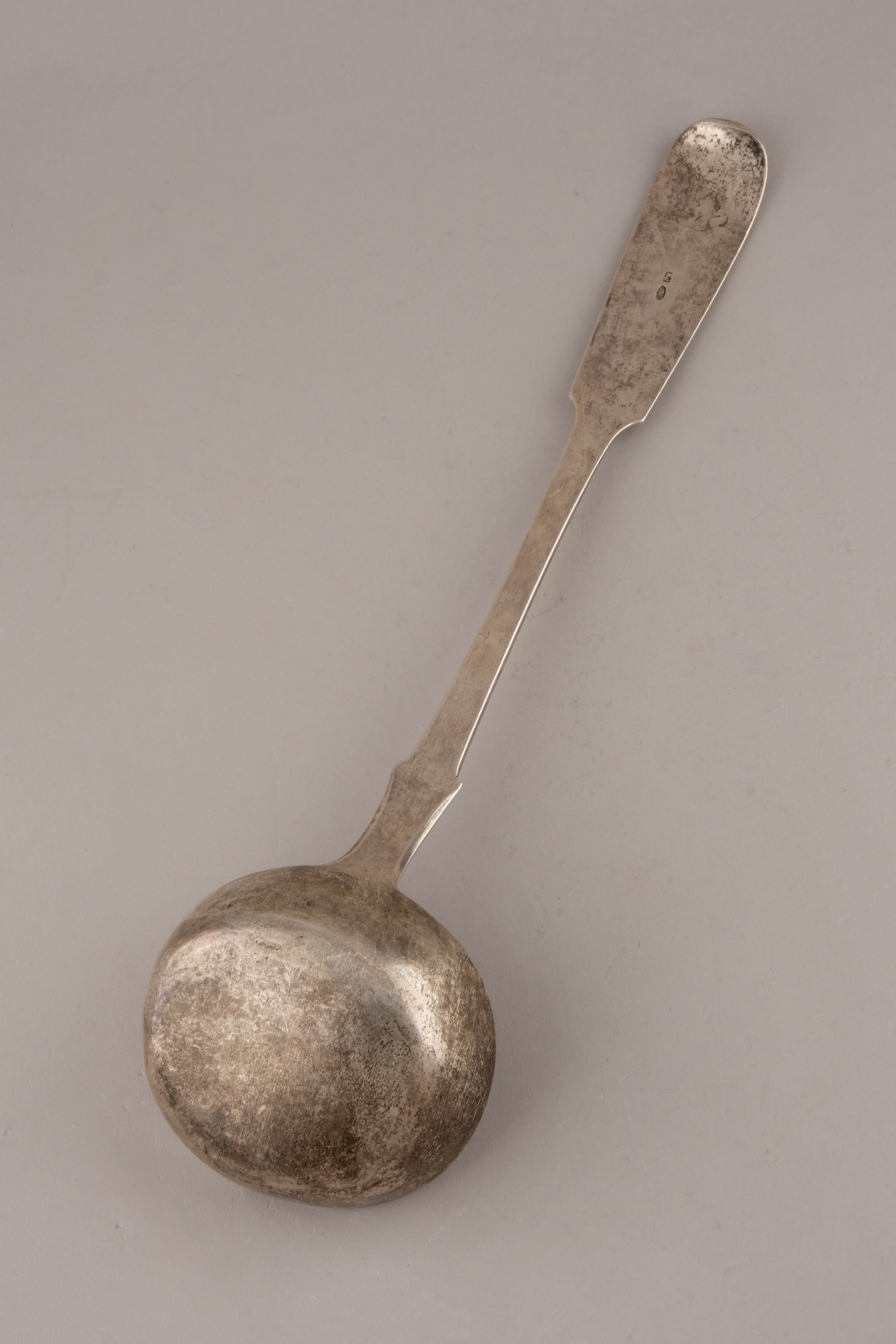 (Кавалер всех высших российских орденов. Герб Графа Павла Николаевича Игнатьева) Половник массивный с гербом графа Игнатьева П.Н. 
Россия, Санкт-Петербург, мастер-монограммист «KJ», 1899–1900 годы.