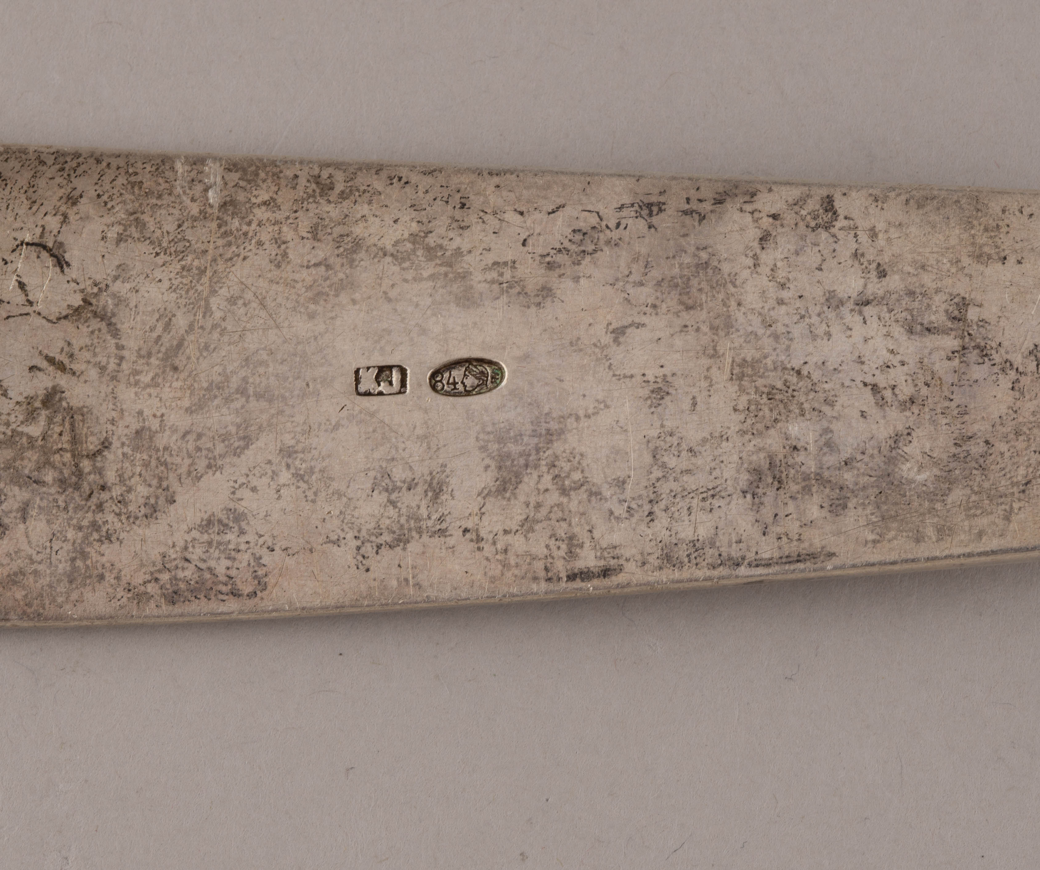 (Кавалер всех высших российских орденов. Герб Графа Павла Николаевича Игнатьева) Половник массивный с гербом графа Игнатьева П.Н. 
Россия, Санкт-Петербург, мастер-монограммист «KJ», 1899–1900 годы.