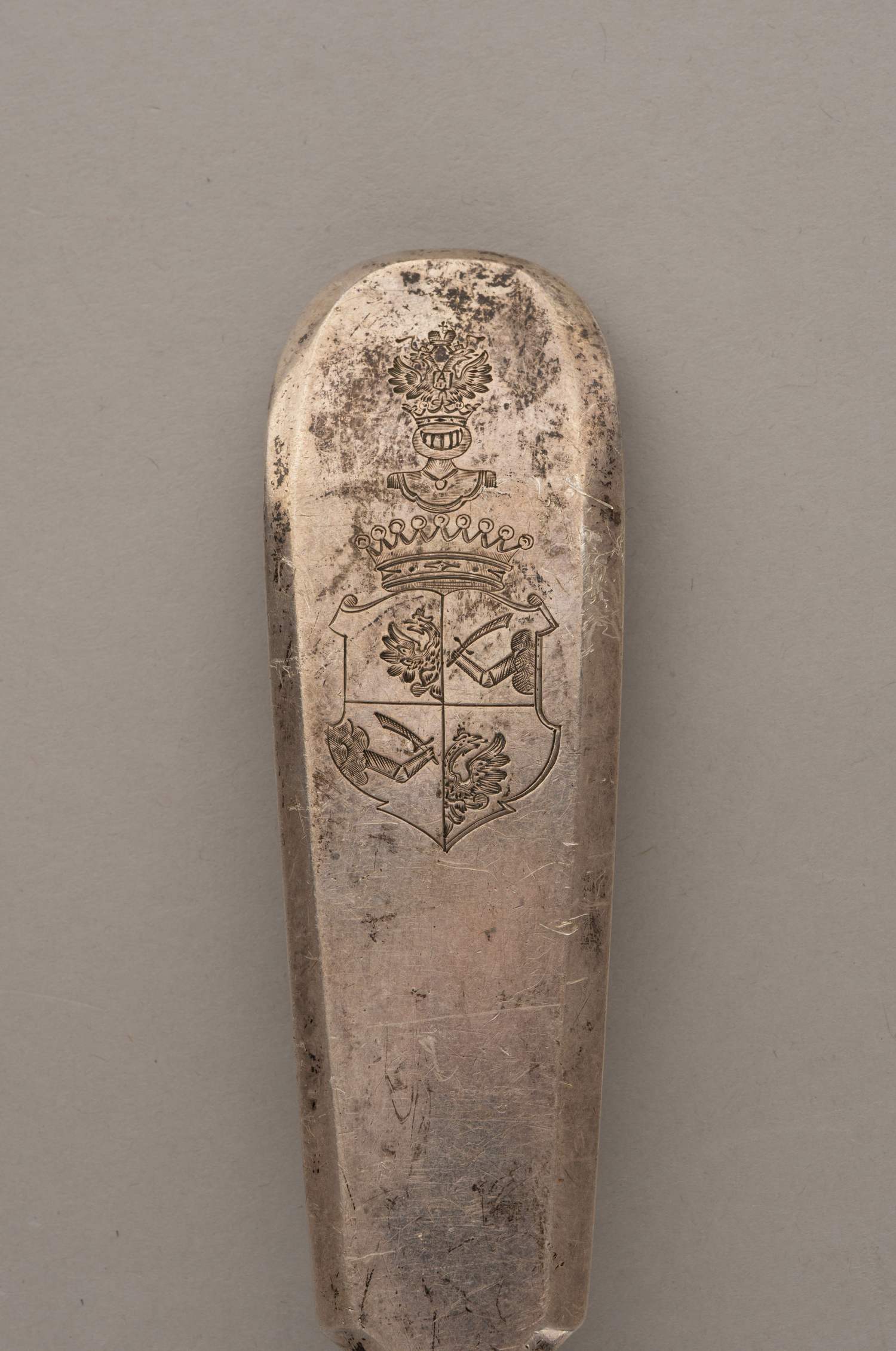 (Кавалер всех высших российских орденов. Герб Графа Павла Николаевича Игнатьева) Половник массивный с гербом графа Игнатьева П.Н. 
Россия, Санкт-Петербург, мастер-монограммист «KJ», 1899–1900 годы.