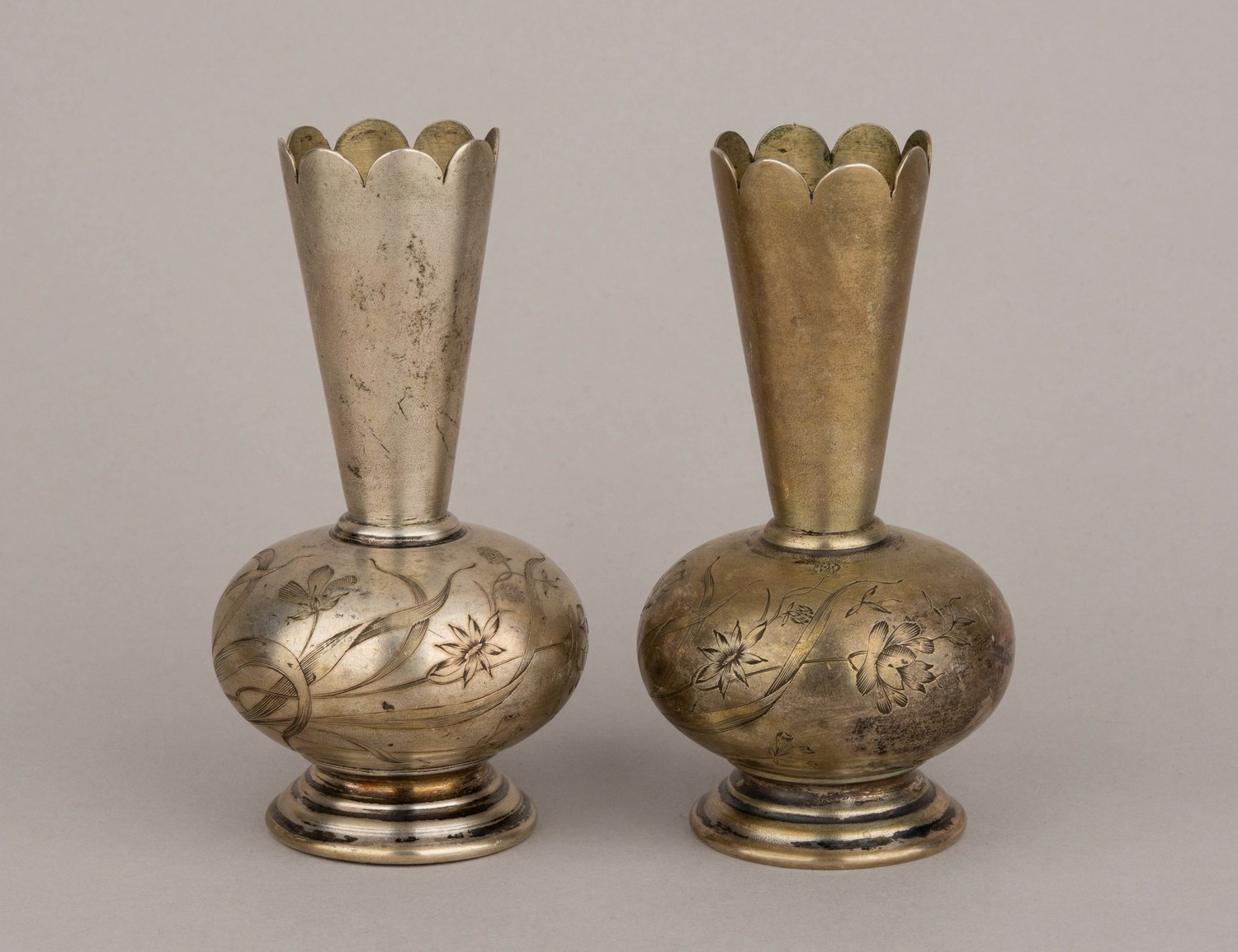 Две вазочки с изображением цветов. 
Россия, Москва, мастер-монограммист «ФЯ», 1899–1908 годы.