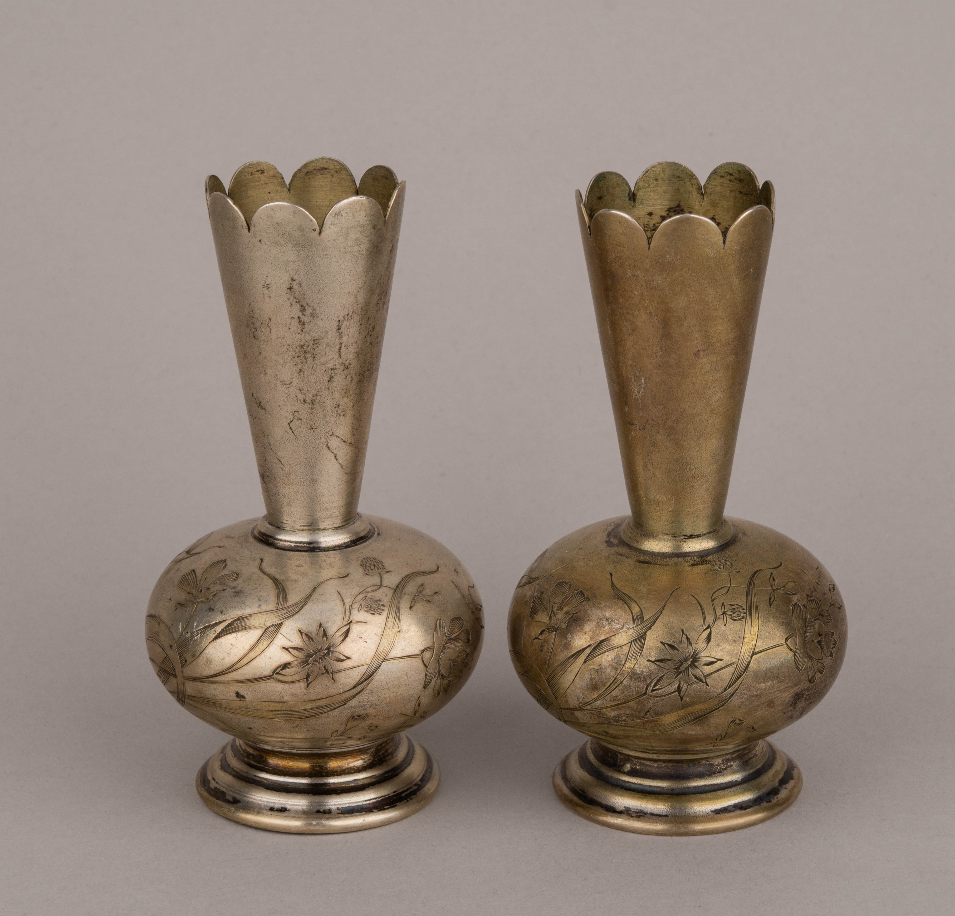 Две вазочки с изображением цветов. 
Россия, Москва, мастер-монограммист «ФЯ», 1899–1908 годы.