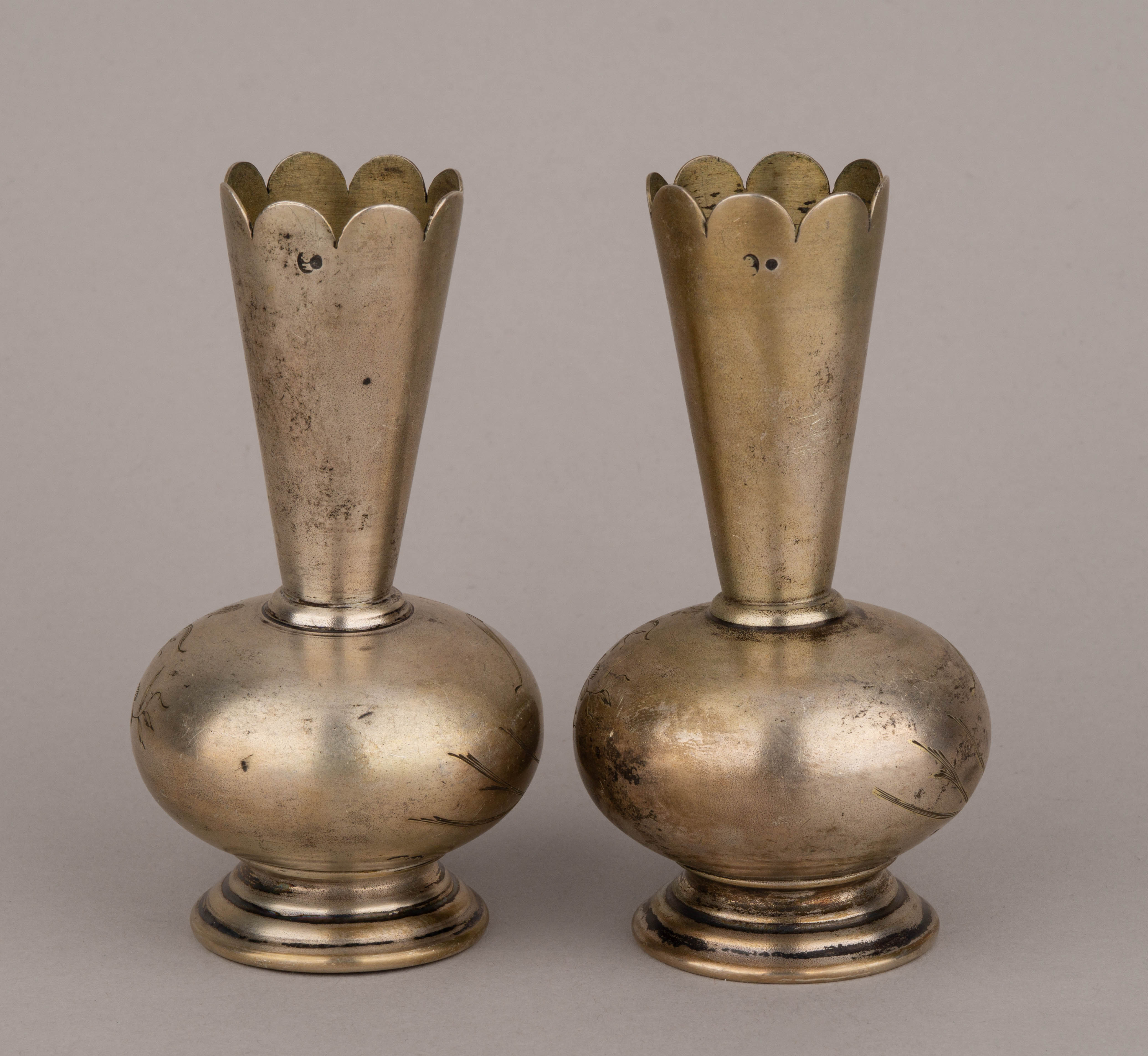 Две вазочки с изображением цветов. 
Россия, Москва, мастер-монограммист «ФЯ», 1899–1908 годы.